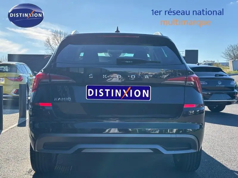 Vue arrière d'un Skoda Kamiq noir Magic nacré, avec feux arrière LED et logo distinctif sur le hayon.