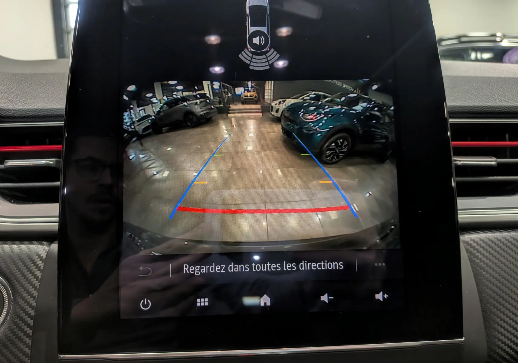 Affichage de la caméra de recul du Renault Captur TCe 160 R.S. Line, avec vue sur un parking intérieur et plusieurs véhicules stationnés.
