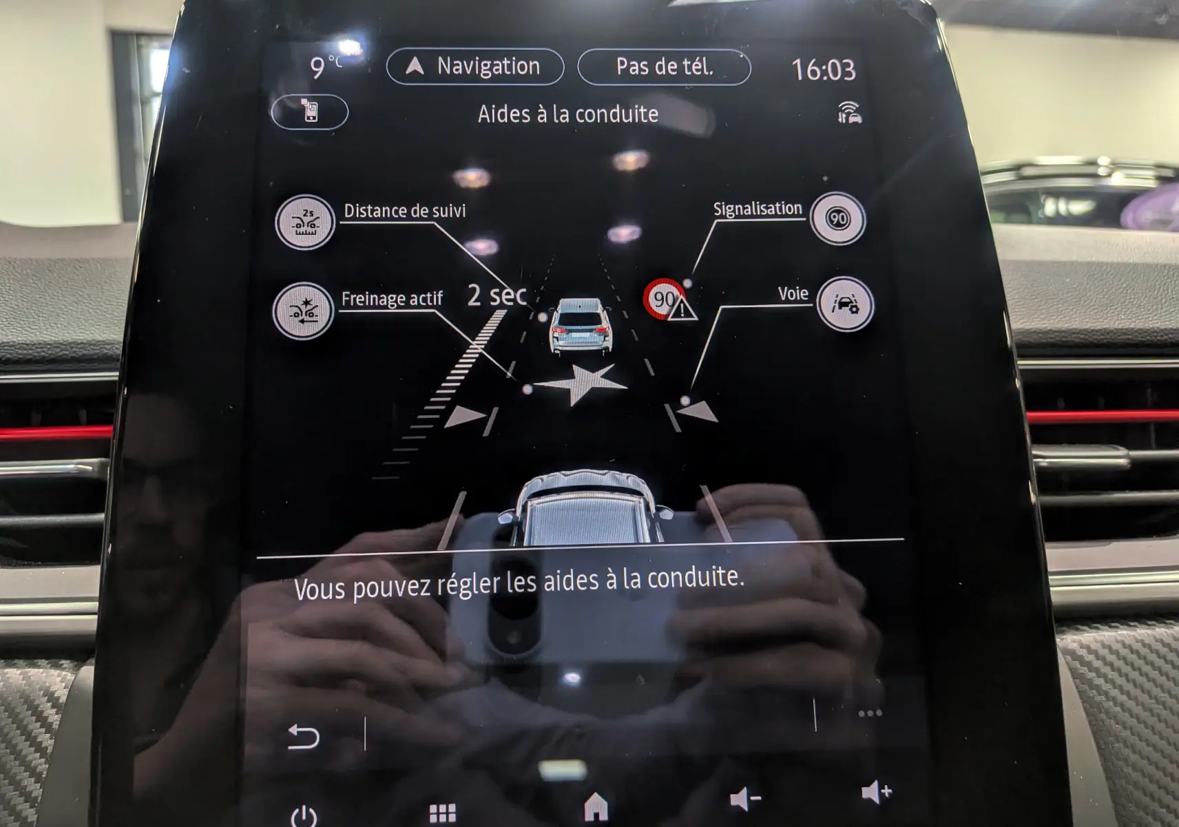 Écran tactile du tableau de bord du Renault Captur TCe 160 R.S. Line affichant les aides à la conduite.