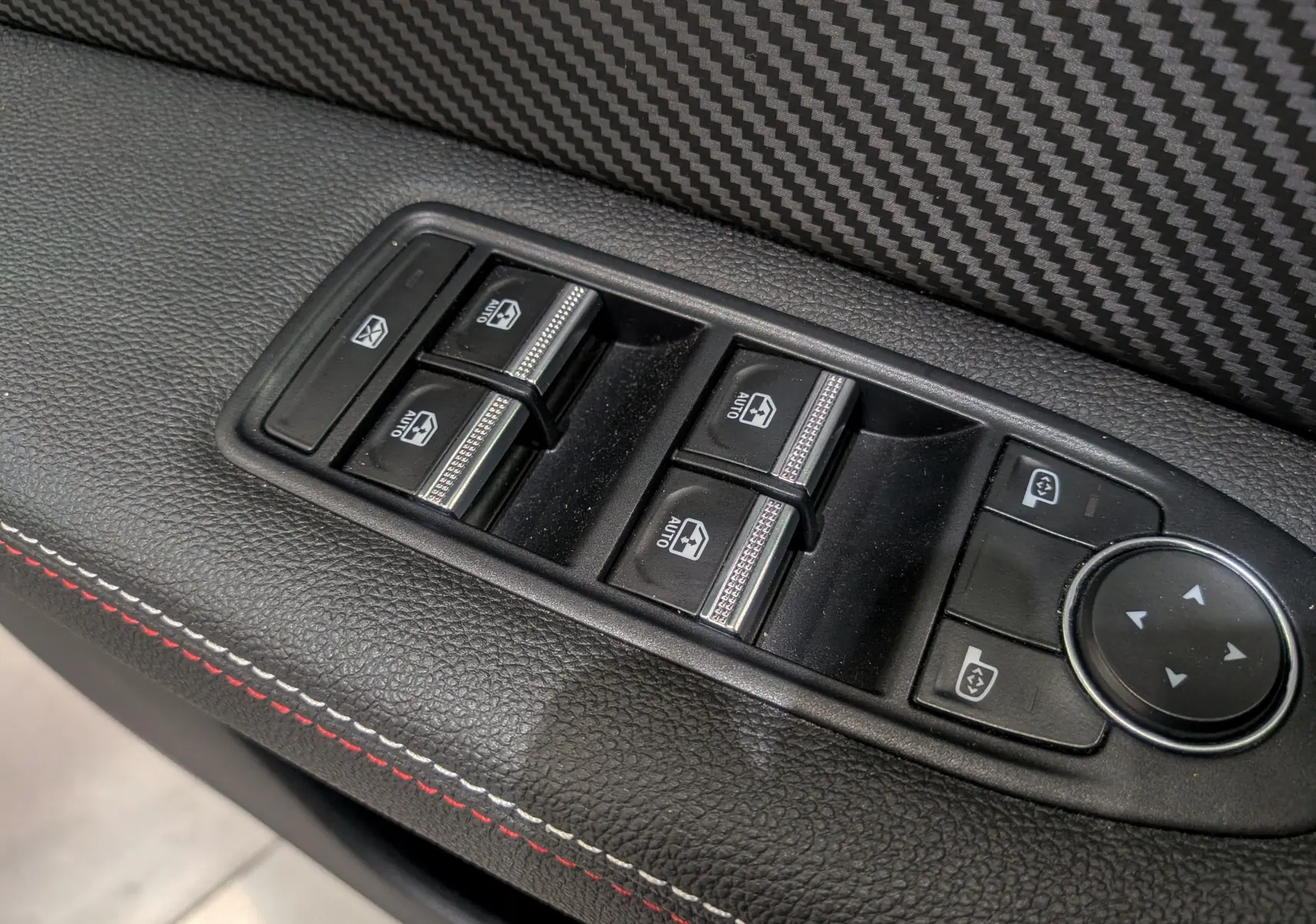 Gros plan sur les commandes des vitres électriques et réglages des rétroviseurs du Renault Captur TCe 160 R.S. Line 2022.