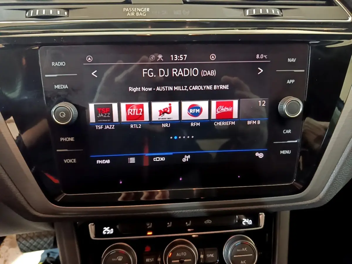 Écran tactile central allumé du Volkswagen Touran 1.5 TSI EVO DSG7 United 2021, vue intérieure rapprochée.