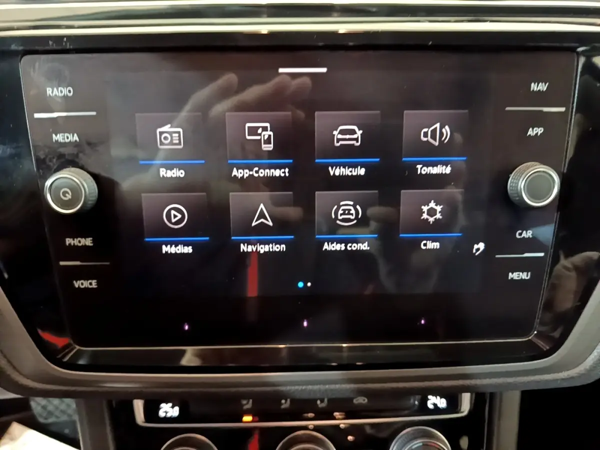 Écran tactile central du Volkswagen Touran 1.5 TSI EVO DSG7 United 2021 affichant les menus multimédia et navigation.