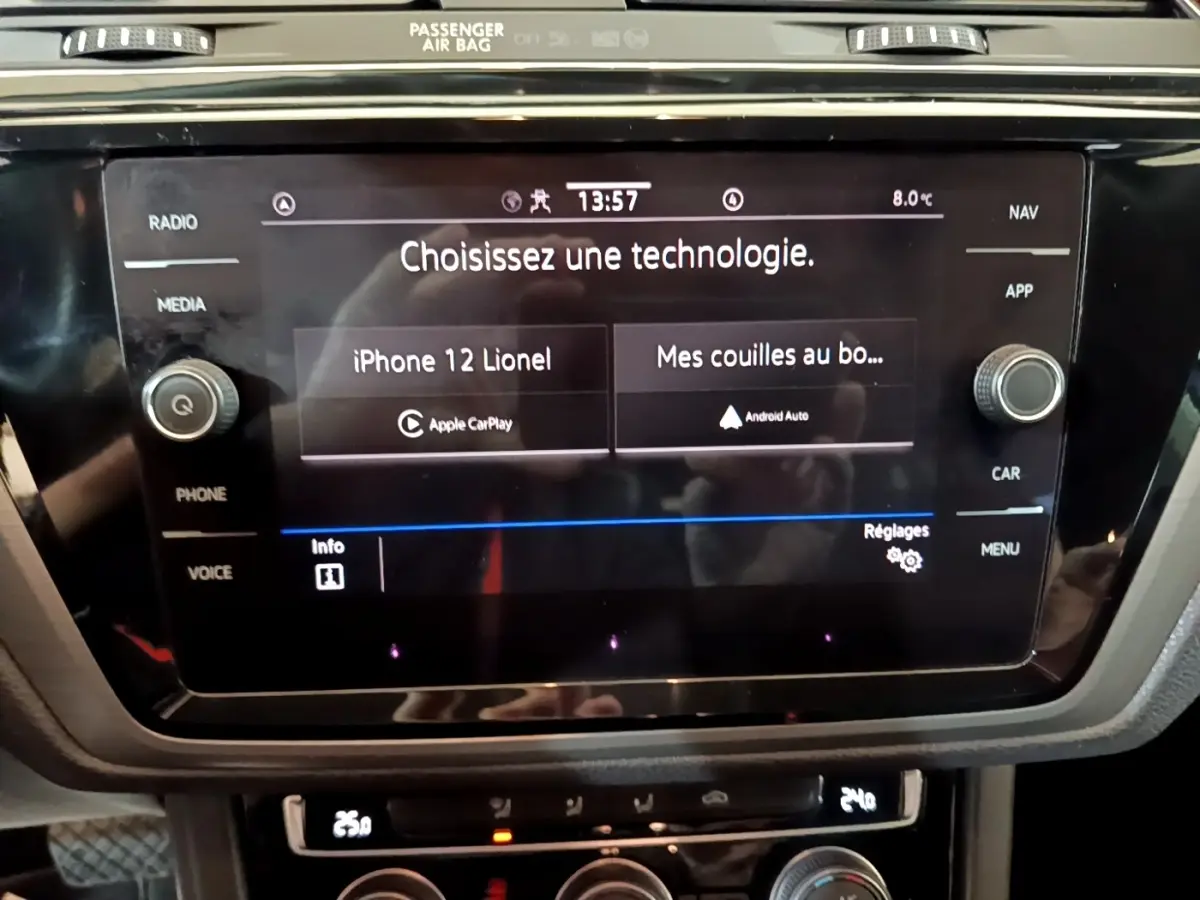 Écran tactile central du tableau de bord du Volkswagen Touran 1.5 TSI bleu, affichant options Apple CarPlay et Android Auto.