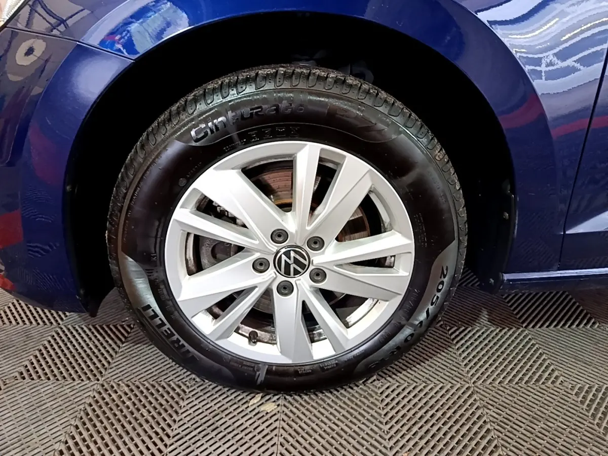 Gros plan sur la roue avant gauche d’un Volkswagen Touran bleu 2021 avec jante alliage et pneu Pirelli.