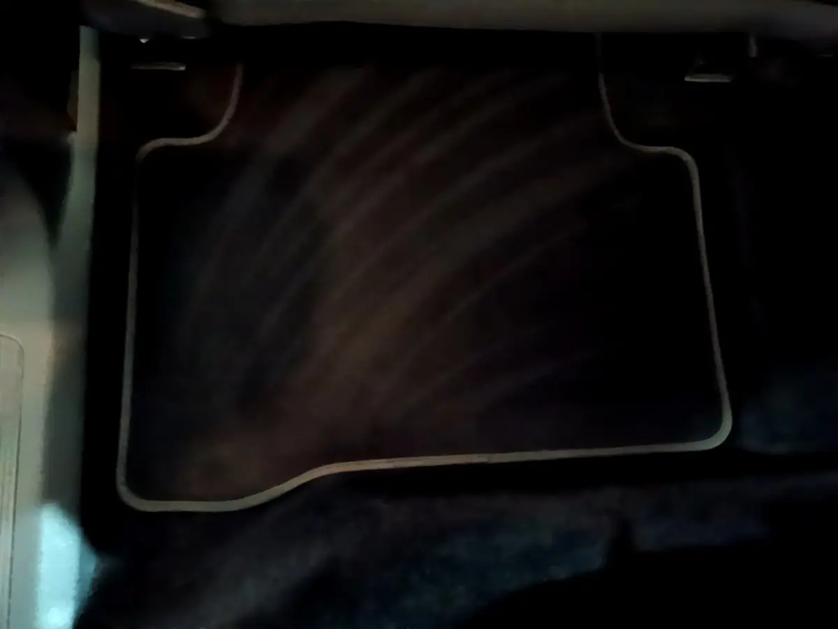 Tapis de sol noir avec bord beige côté conducteur d'un Volkswagen Touran 1.5 TSI EVO DSG7 United 2021.