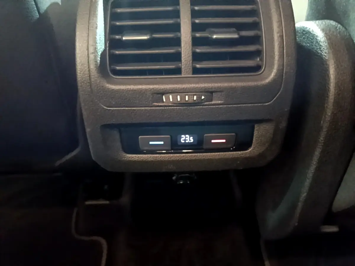 Vue rapprochée des commandes de climatisation arrière noires du Volkswagen Touran bleu 2021, affichant 23,5°C.