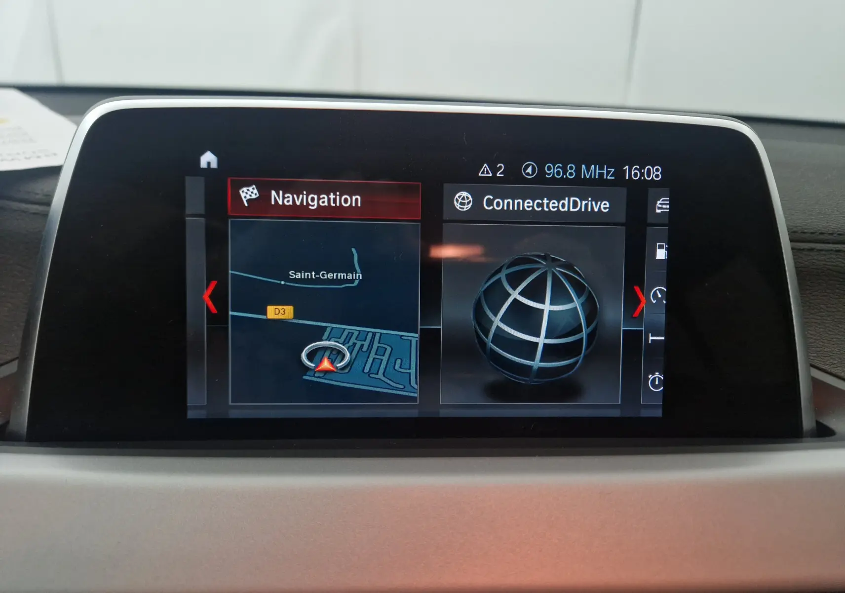 Écran de navigation multimédia business de BMW X2 gris clair, affichant carte et menu ConnectedDrive.