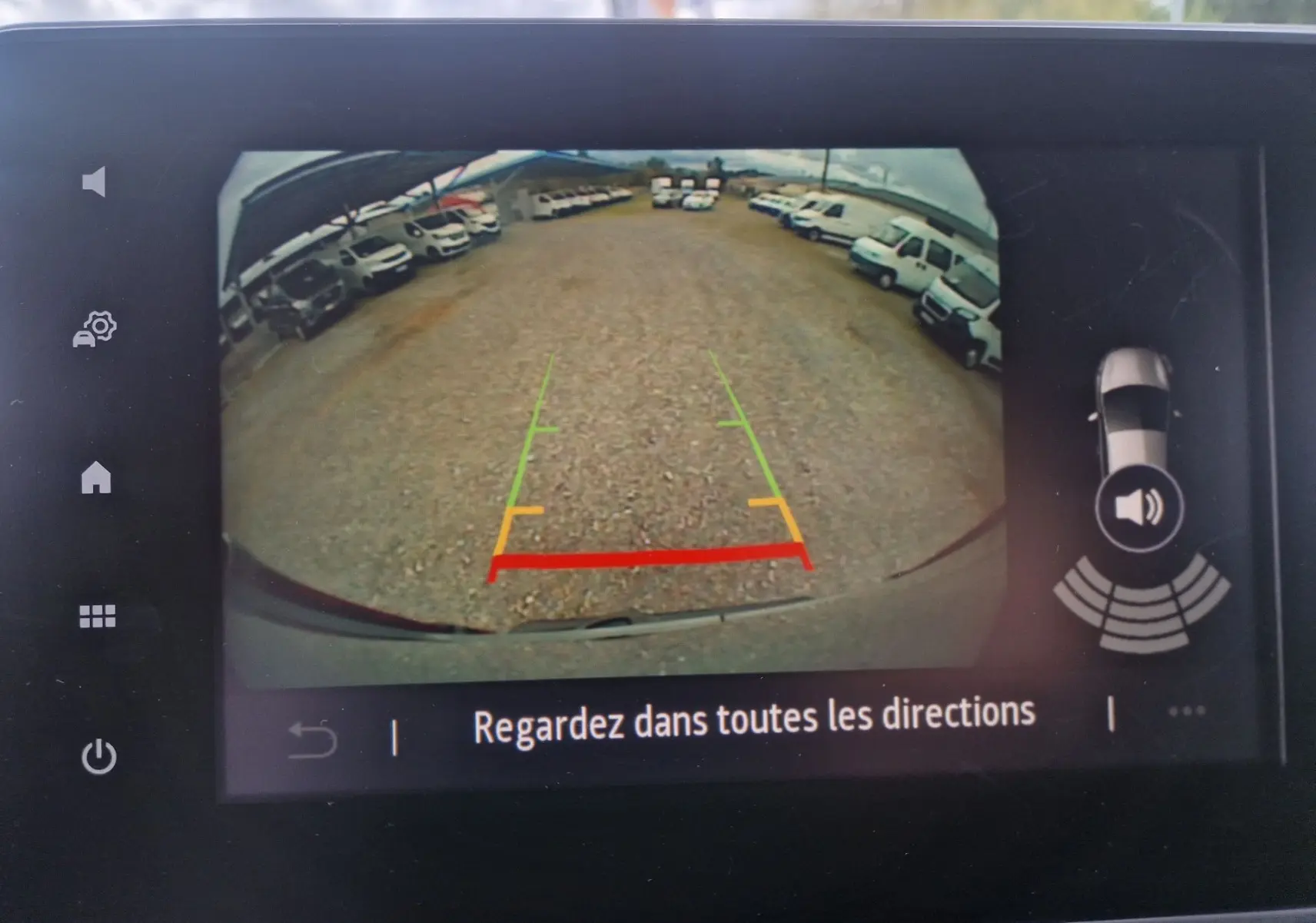 Affichage de la caméra de recul du Renault Trafic Fourgon gris Highland, vue arrière avec repères de distance colorés.