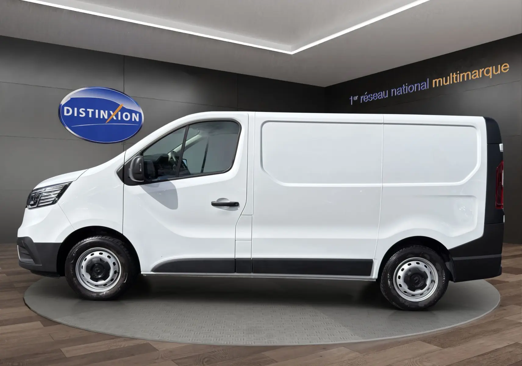 Vue latérale droite d’un Renault Trafic Fourgon blanc 2024, avec porte coulissante et jantes acier simples.