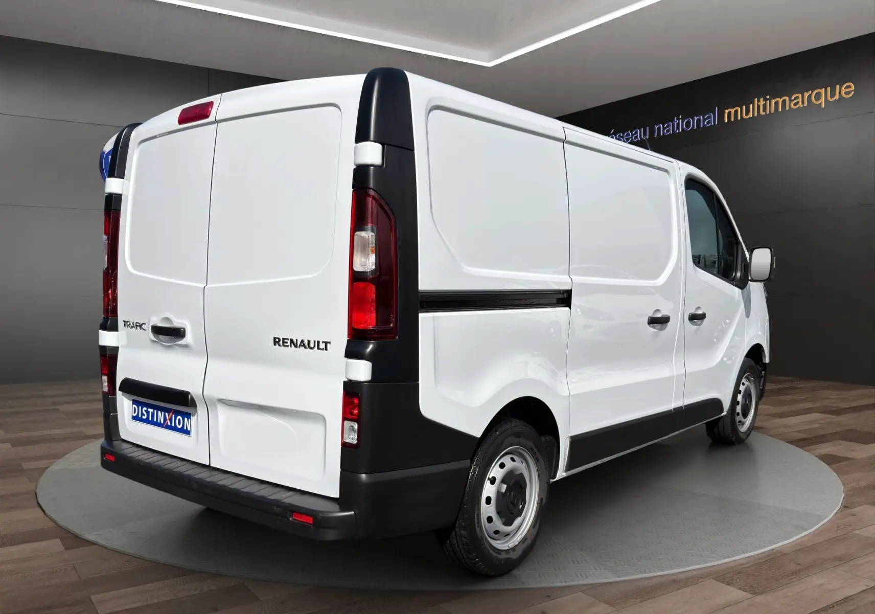 Vue 3/4 arrière droite d’un Renault Trafic Fourgon blanc, avec portes arrière battantes et jantes acier.