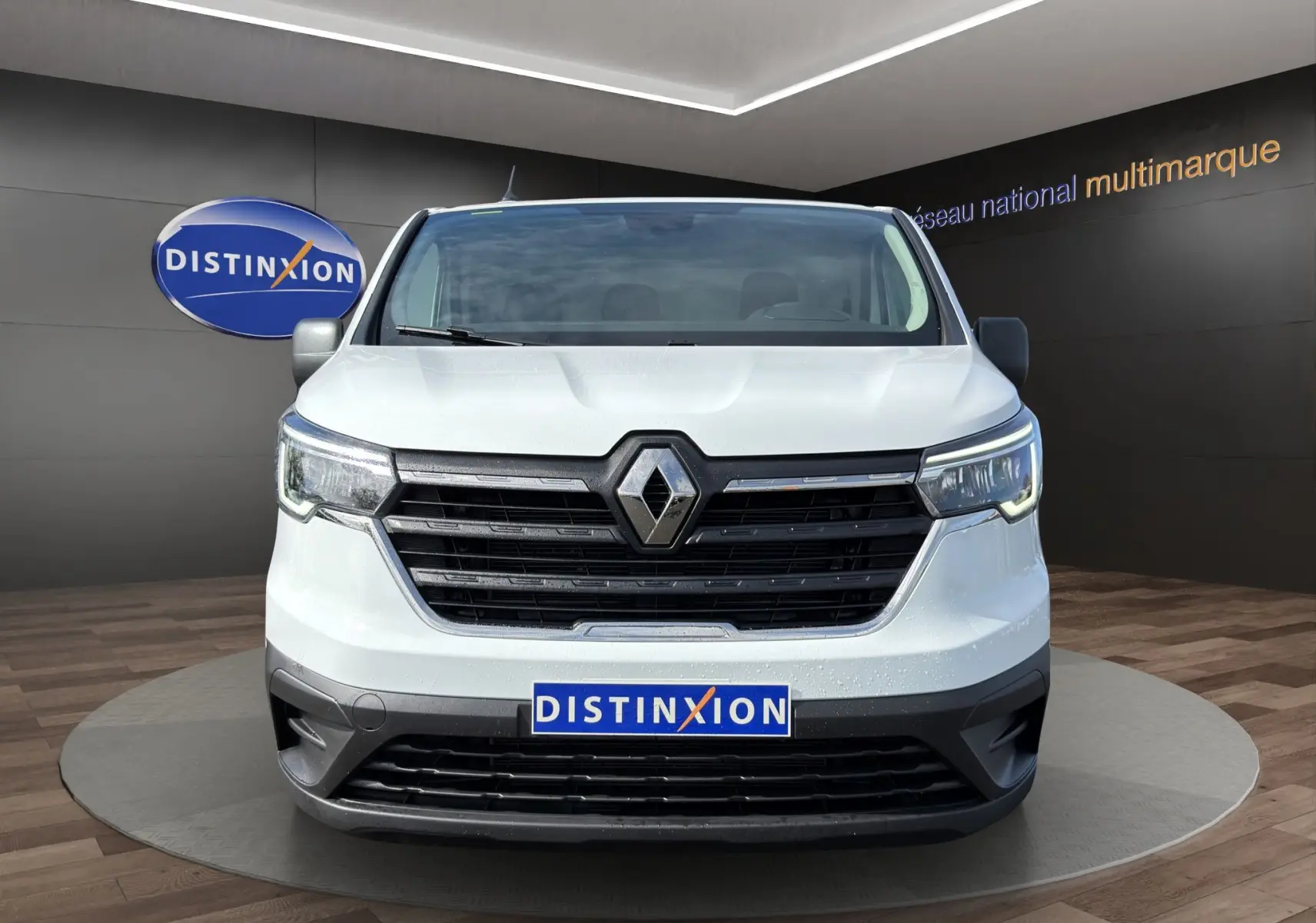 Vue frontale du Renault Trafic Fourgon blanc 2024 avec calandre noire et logo Renault proéminent.