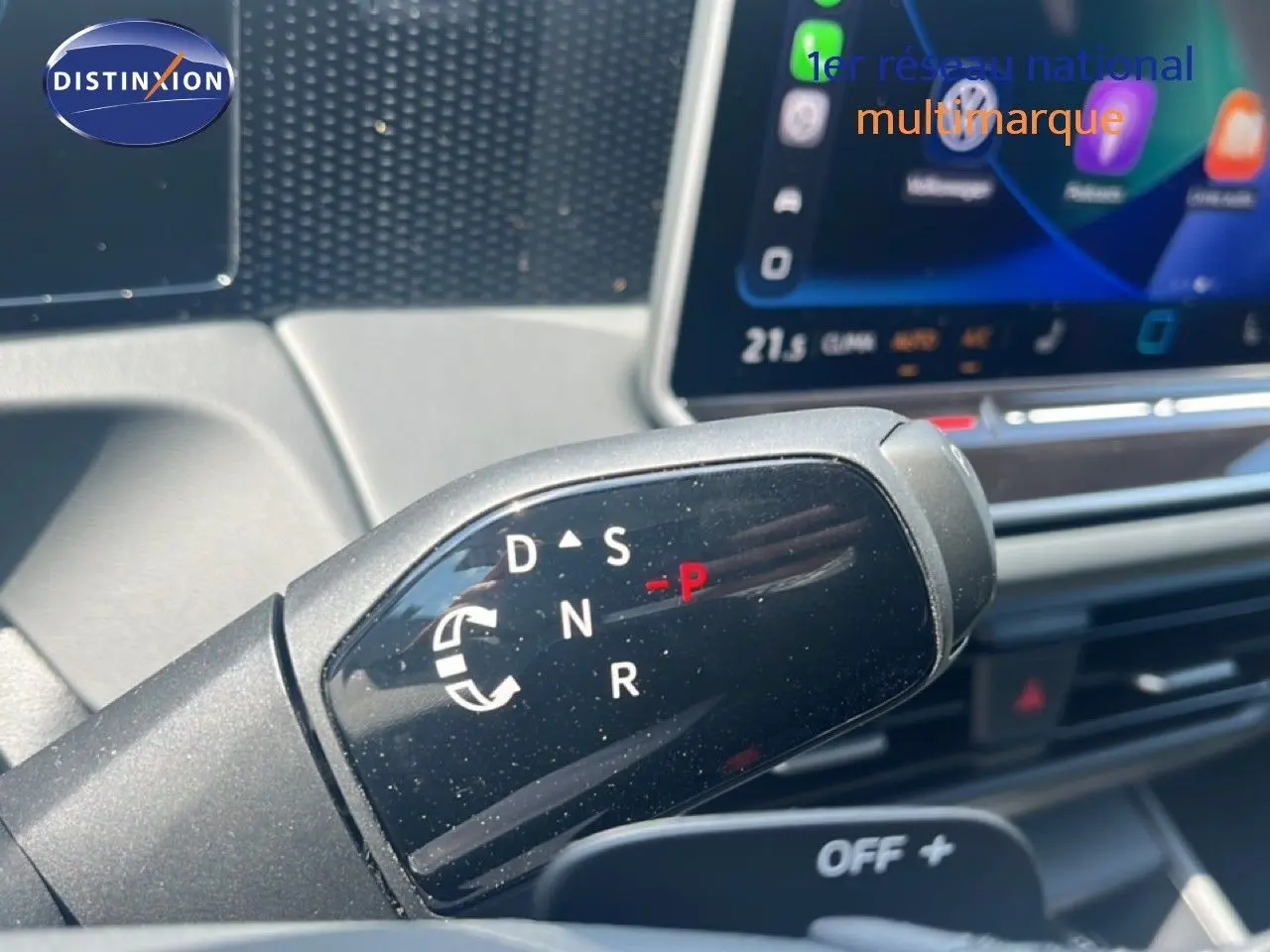 Gros plan sur le levier de vitesses automatique du Volkswagen Tiguan noir Grenadilla, avec tableau de bord numérique en arrière-plan.