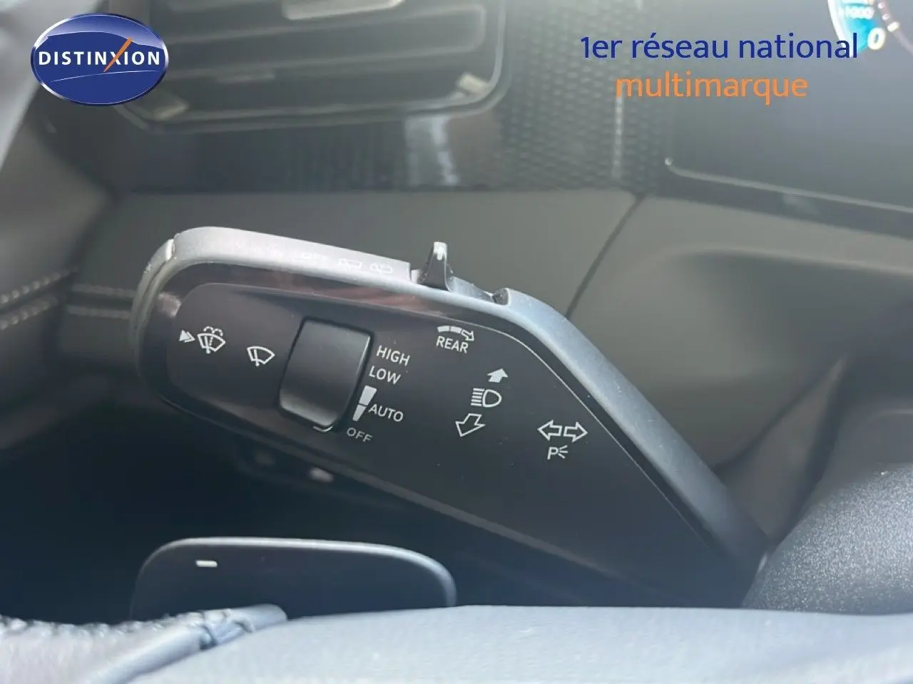 Gros plan sur la commande des essuie-glaces du Volkswagen Tiguan noir Grenadilla, intérieur côté gauche du volant.