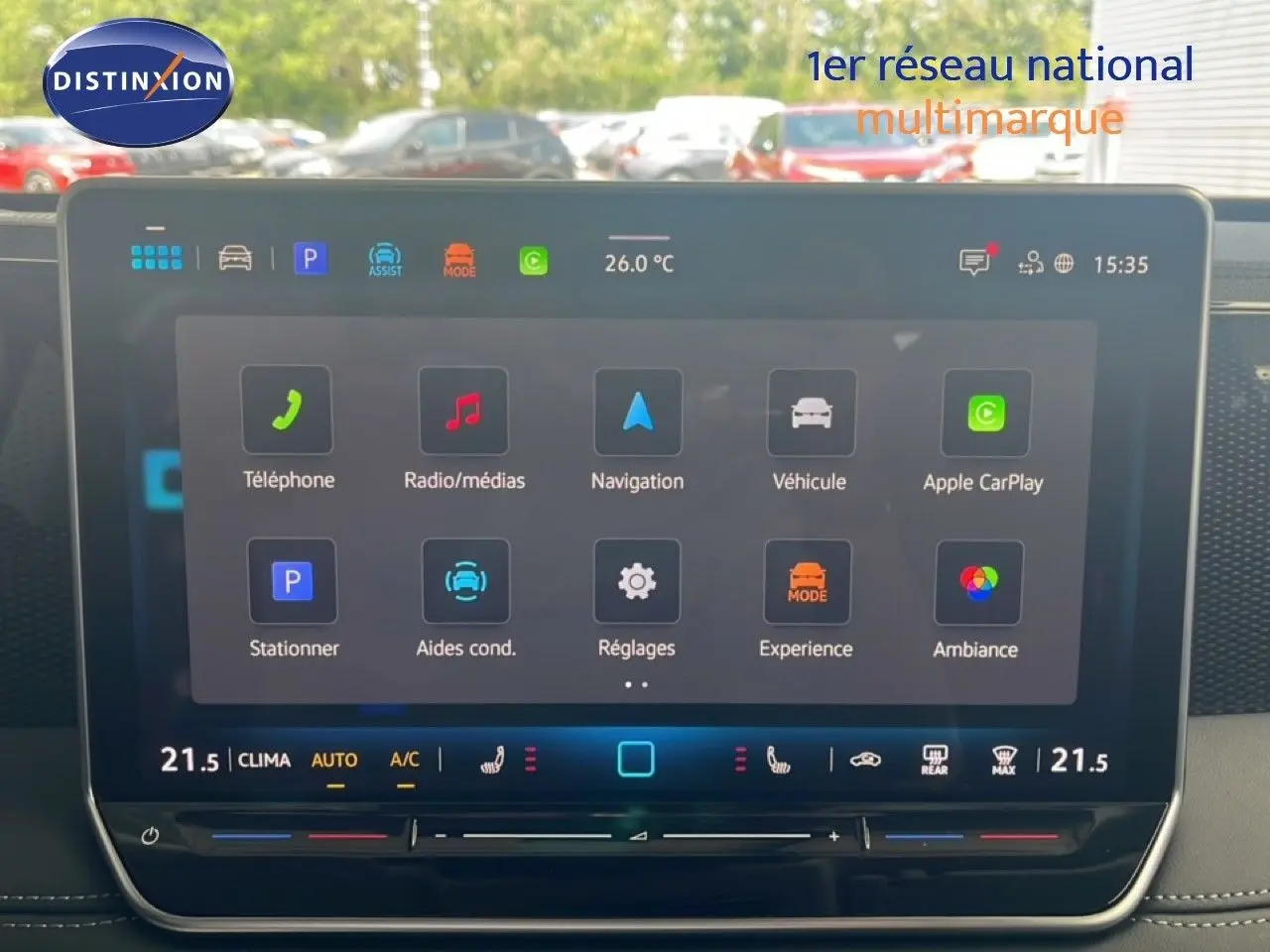 Écran tactile central du Volkswagen Tiguan 2026 affichant les options de navigation, médias et climatisation.