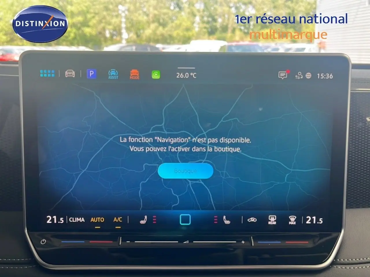 Écran tactile du tableau de bord du Volkswagen Tiguan 2026, affichant un message d'activation de la navigation.