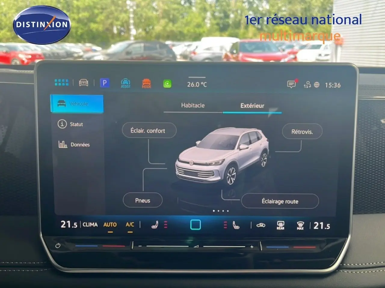 Écran tactile intérieur du Volkswagen Tiguan 2026 montrant les réglages extérieurs du véhicule en vue 3/4 avant.