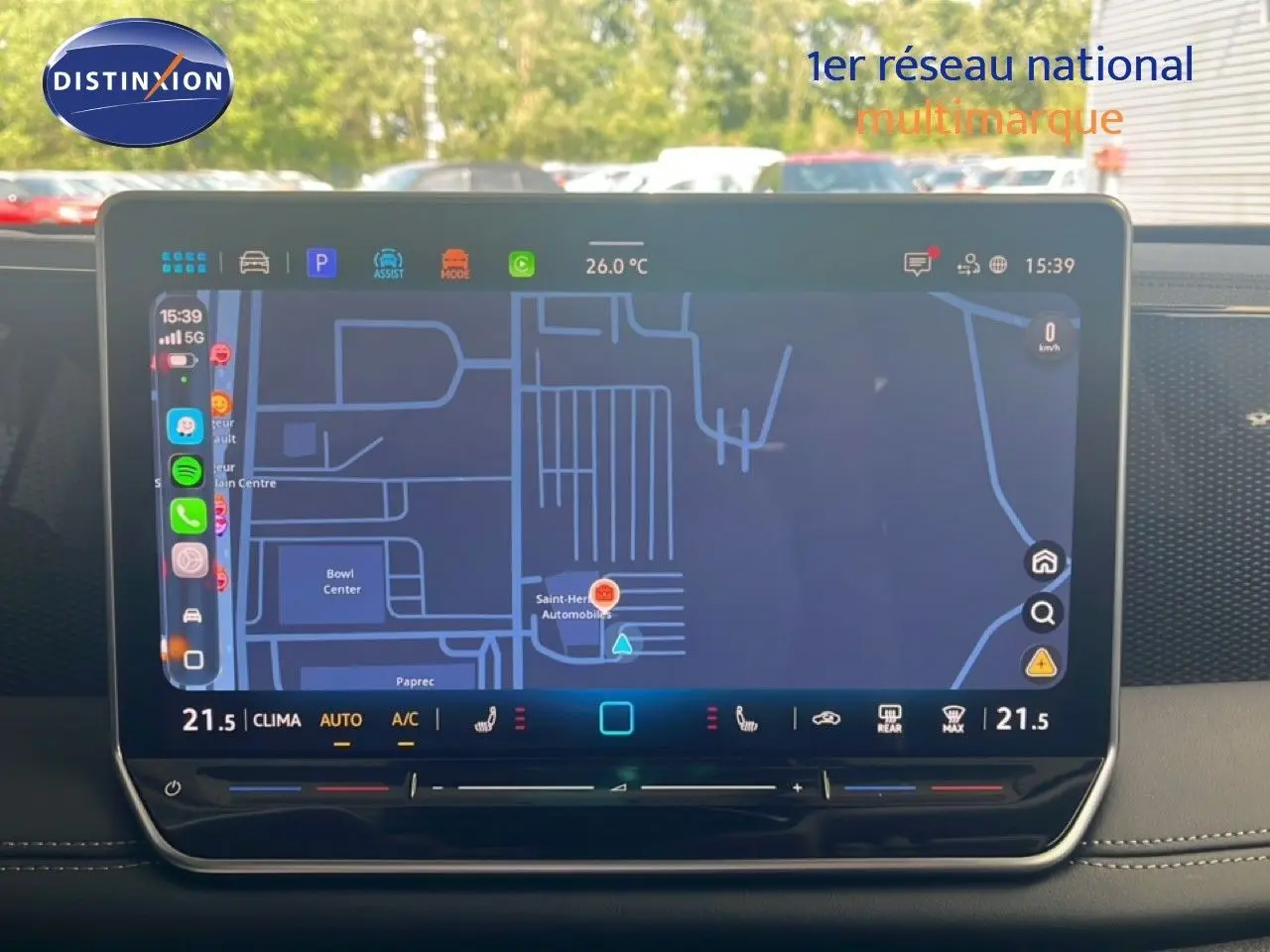 Vue intérieure sur l’écran tactile central du Volkswagen Tiguan noir Grenadilla, affichant la navigation et la climatisation digitale.