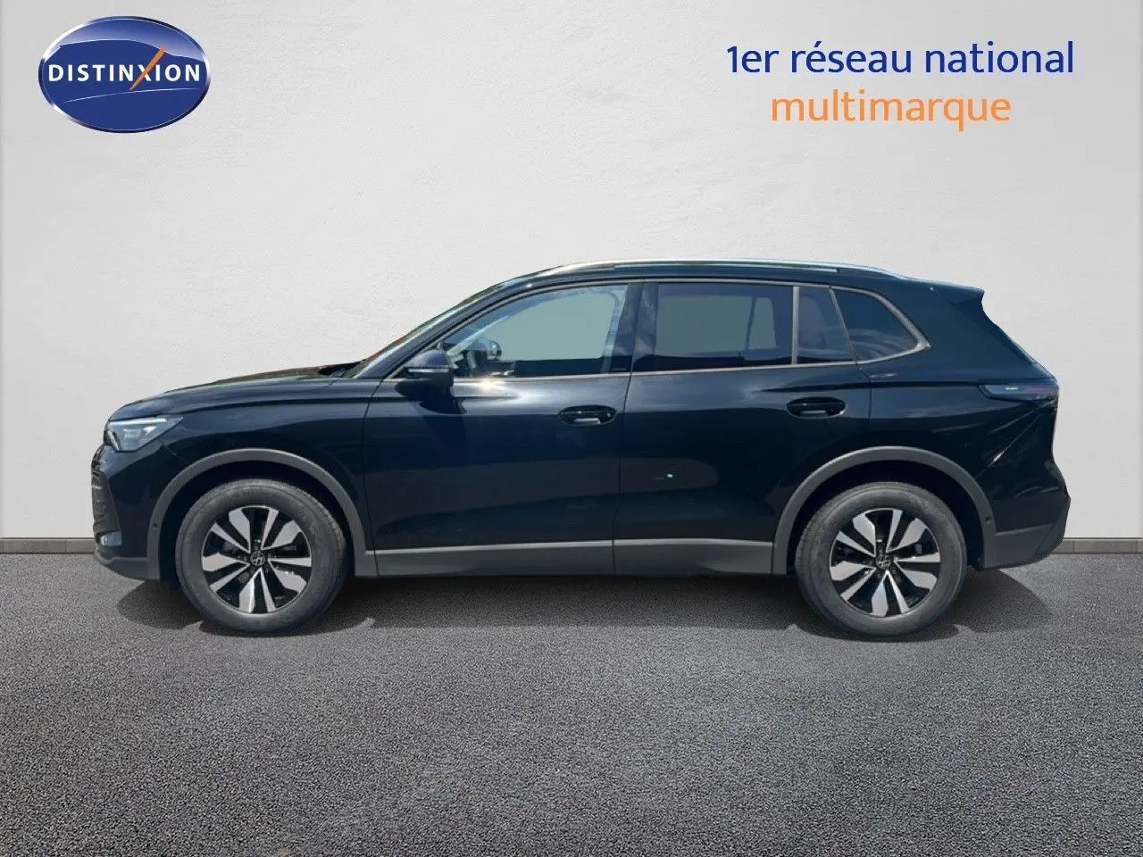 Vue de profil côté gauche d'un Volkswagen Tiguan noir Grenadilla métallisé, version 2026, sur fond neutre.