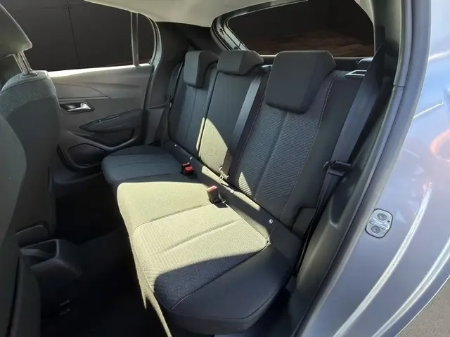 Vue intérieure arrière côté droit de la banquette trois places en tissu gris clair du Peugeot 208 100 ch Style 2025.