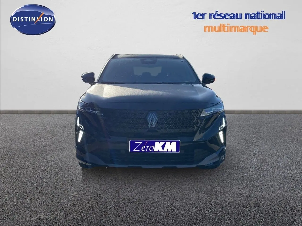 Vue frontale d'un Renault Austral E-Tech Full Hybrid 200 Esprit Alpine noir étoile métal avec calandre distinctive et feux LED allumés.