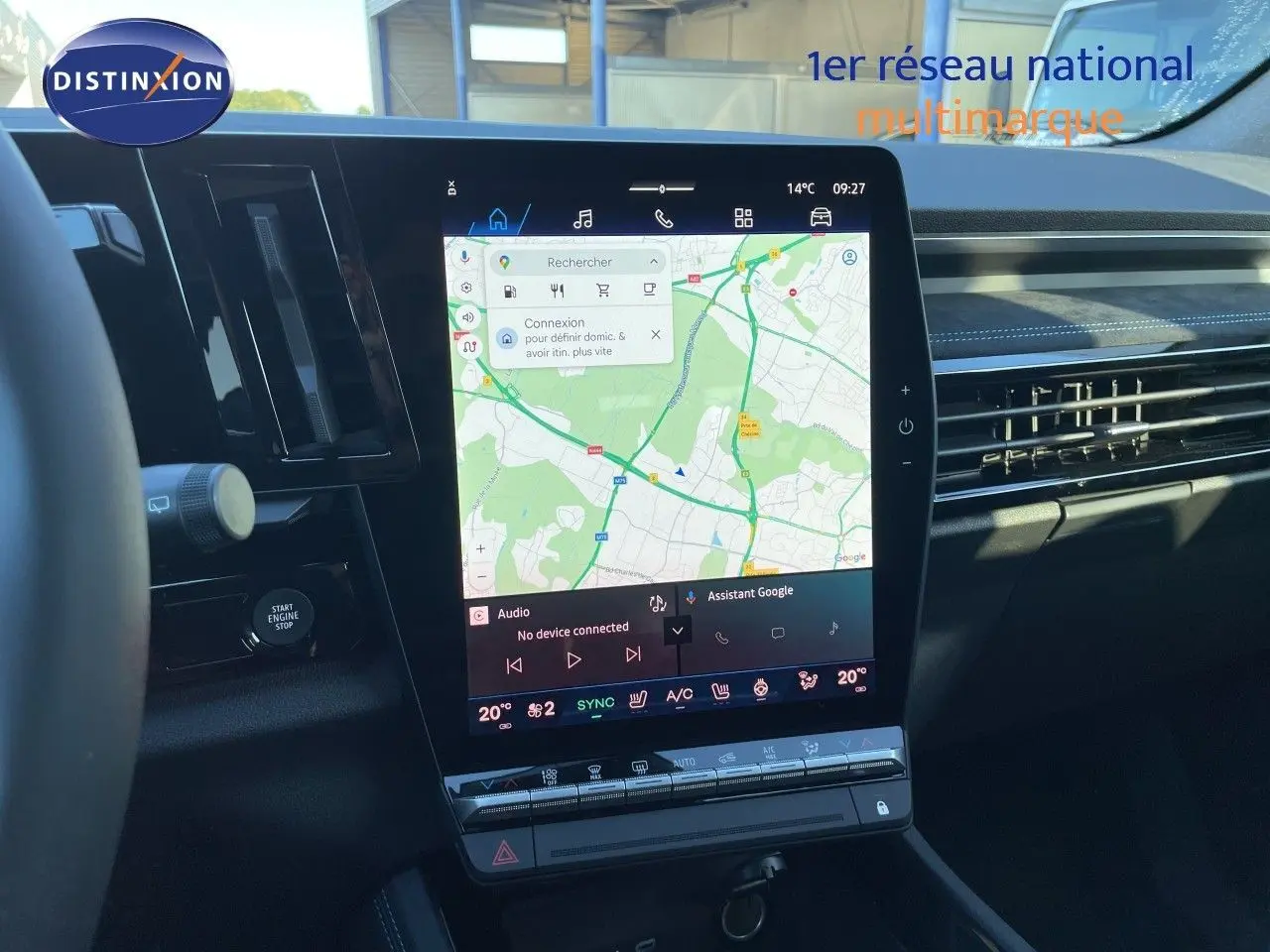 Vue intérieure du tableau de bord du Renault Austral E-Tech 2026 avec écran tactile central affichant une carte GPS.
