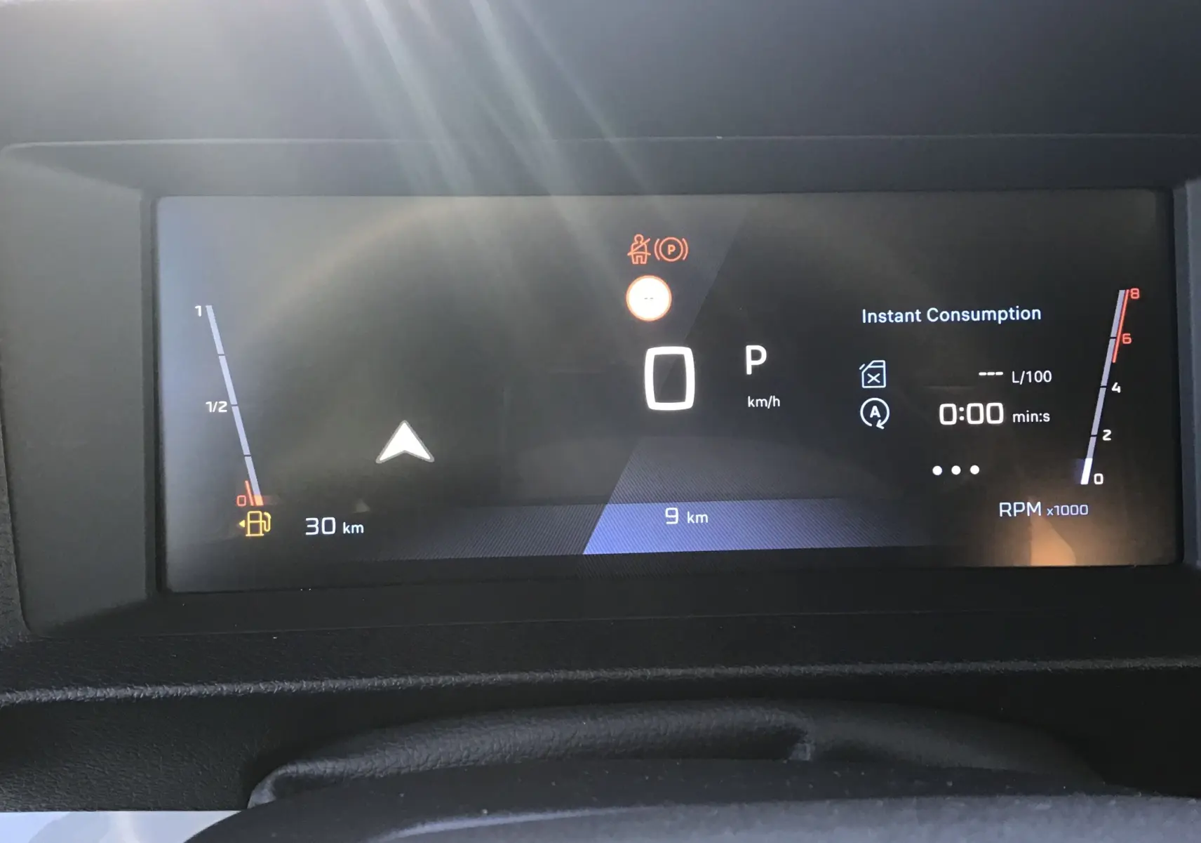 Affichage numérique du tableau de bord du Peugeot Expert Fourgon 2024 montrant la vitesse à 0 km/h et la jauge de carburant basse.