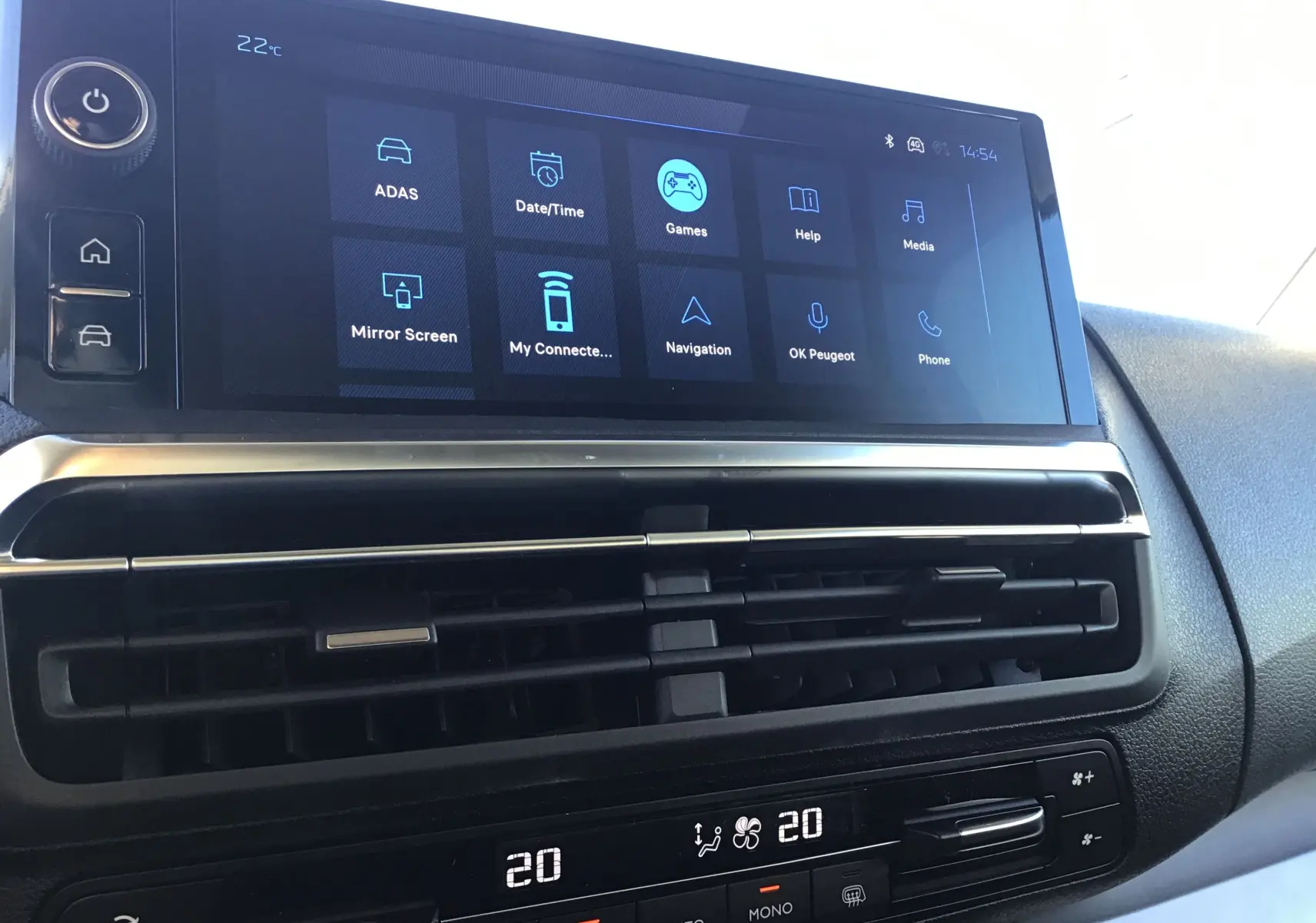 Vue rapprochée de l'écran tactile et de la console de climatisation du Peugeot Expert Fourgon blanc 2024.