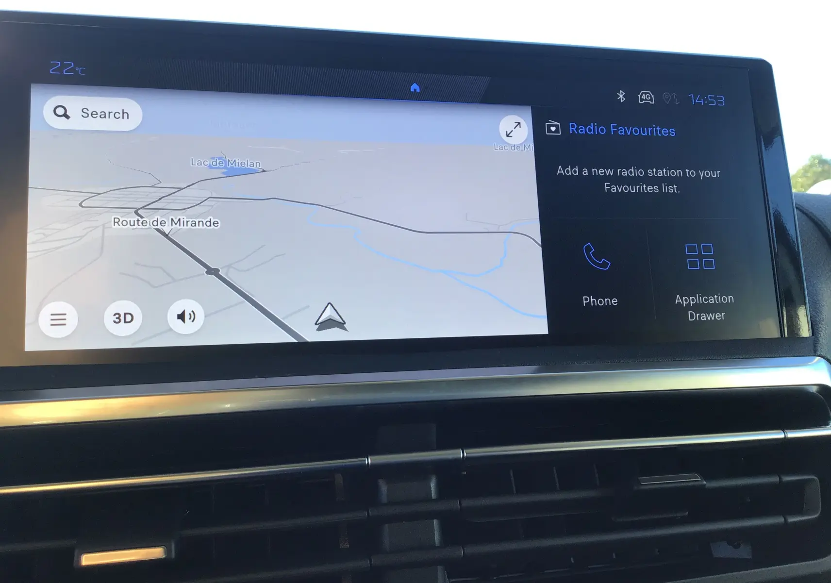 Écran tactile central du Peugeot Expert Fourgon 2024 montrant la navigation GPS et les options radio en intérieur.