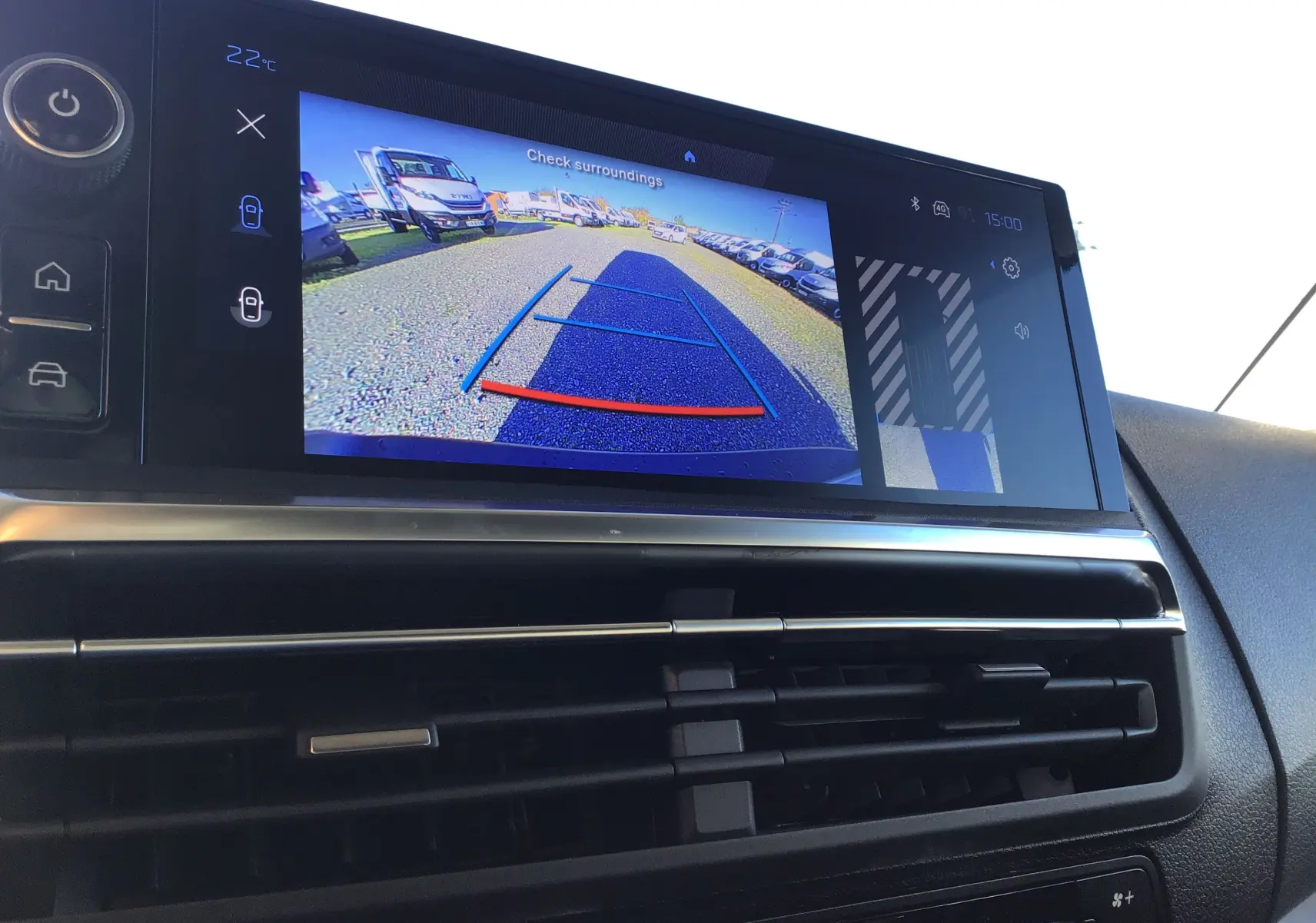 Écran central du Peugeot Expert Fourgon blanc 2024 montrant la caméra de recul avec les lignes de guidage en bleu et rouge.