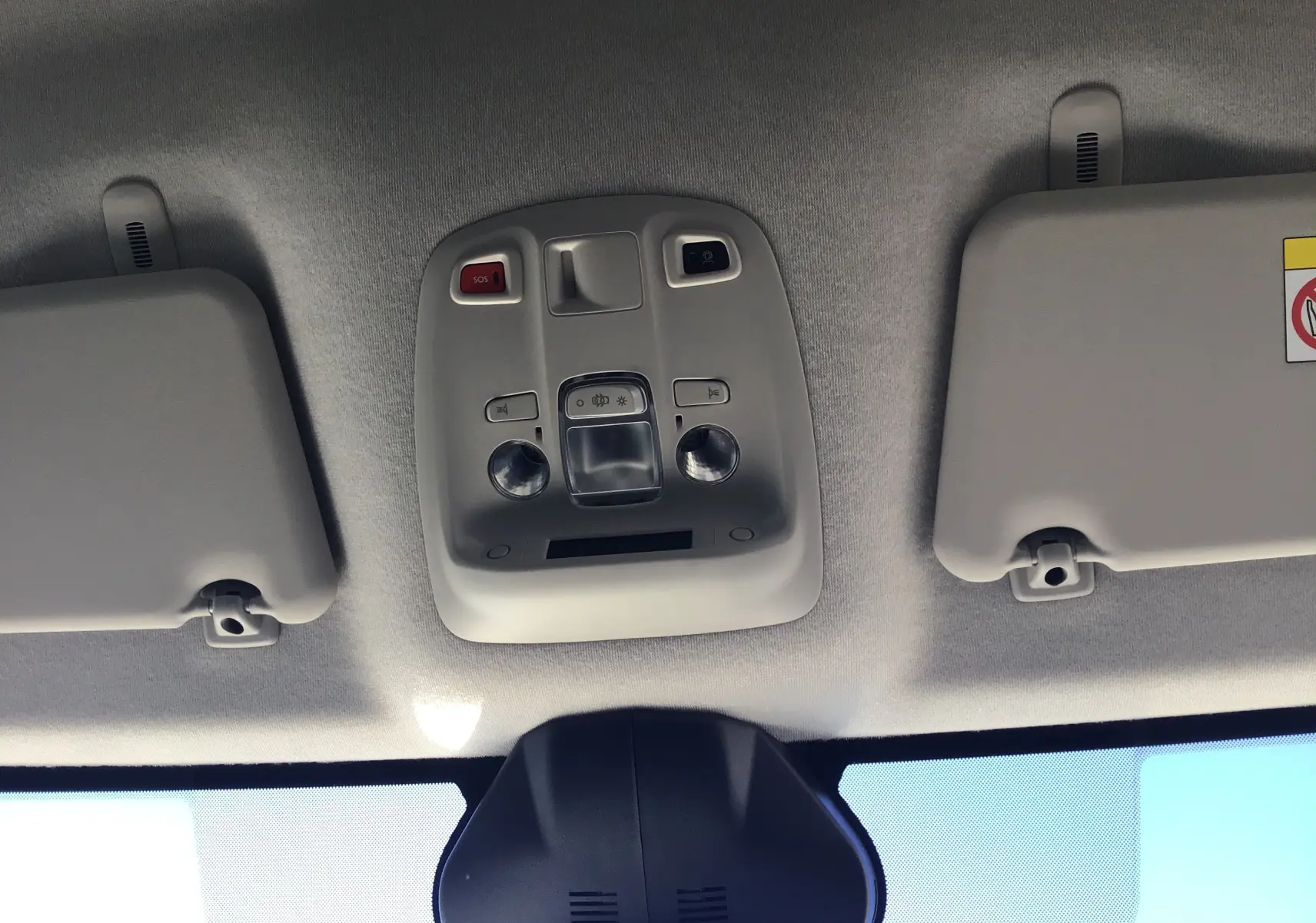 Plafonnier central avec commandes d'éclairage et deux pare-soleil gris dans l'habitacle blanc du Peugeot Expert Fourgon 2024.