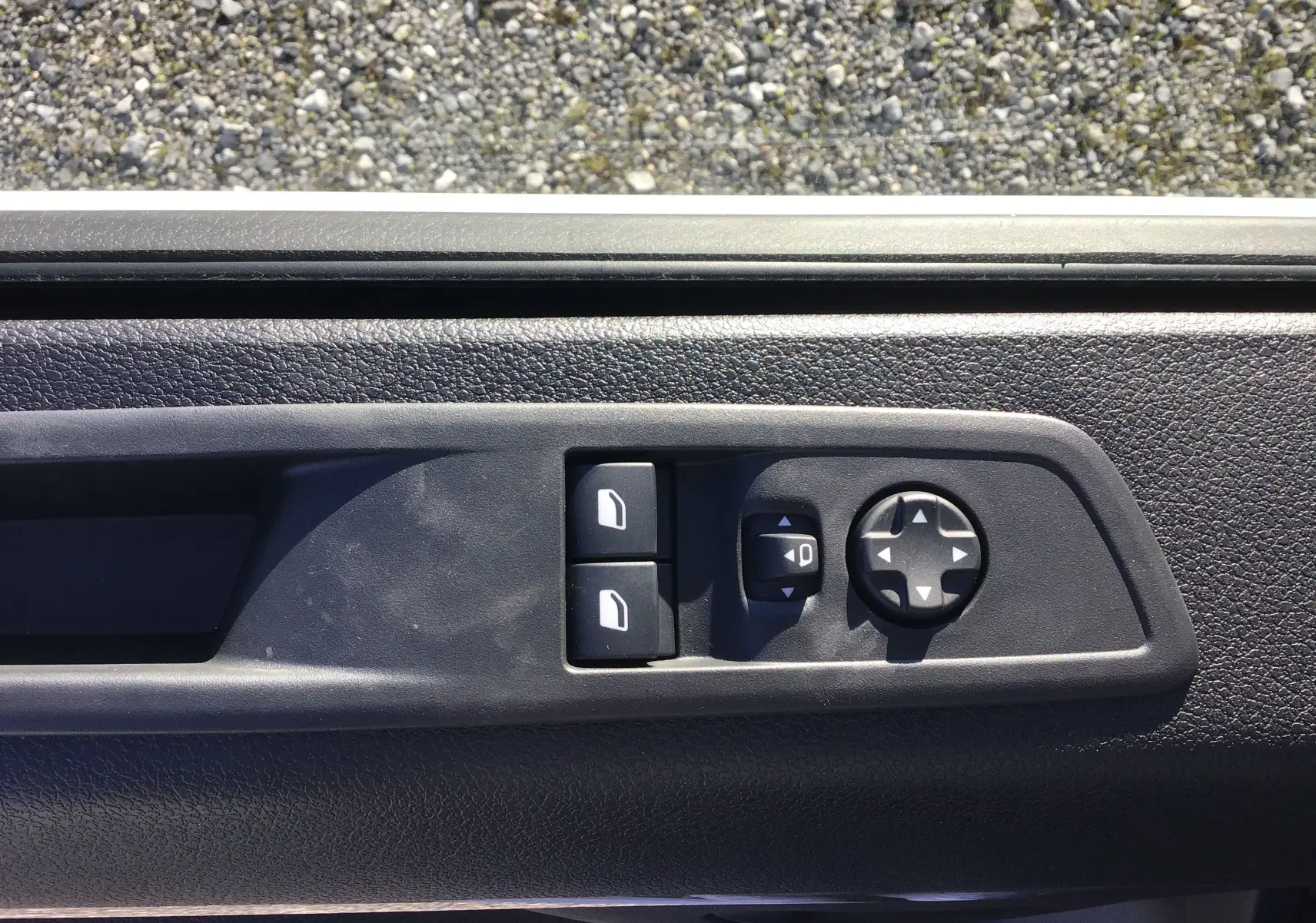 Panneau de commandes des rétroviseurs et vitres côté conducteur du Peugeot Expert Fourgon blanc 2024.