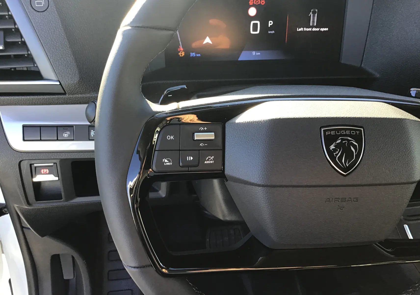 Gros plan sur le volant noir du Peugeot Expert Fourgon 2024 avec commandes intégrées et tableau de bord digital.