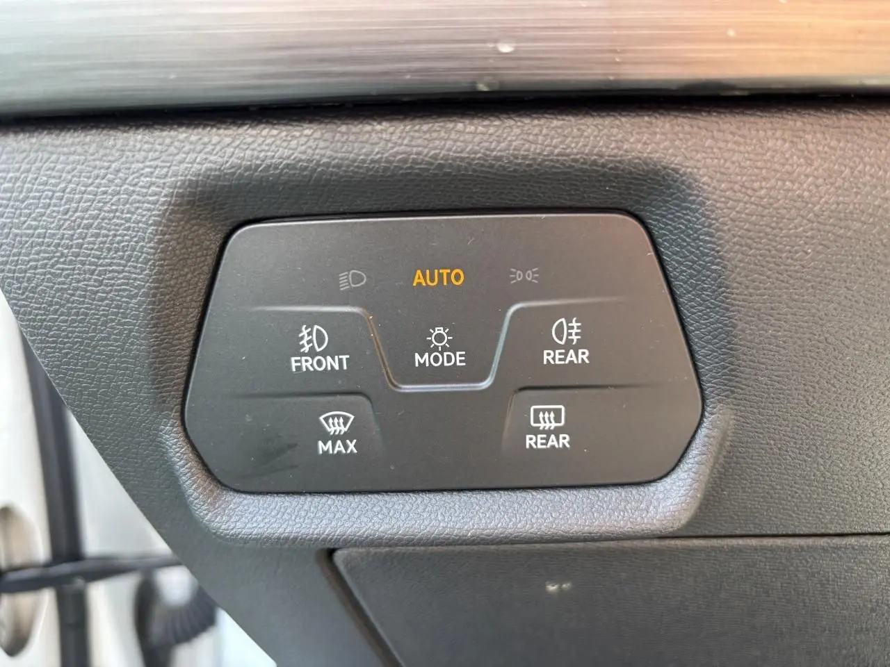 Panneau de commandes d'éclairage intérieur en plastique noir dans une CUPRA Leon Sportstourer blanc Nevada, vue rapprochée.