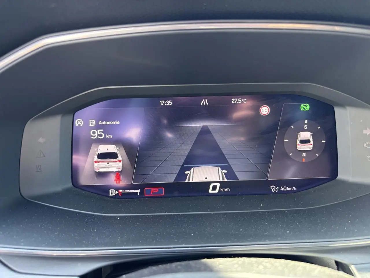 Affichage digital du combiné d'instruments de la CUPRA Leon Sportstourer 2024, avec autonomie et navigation visibles.