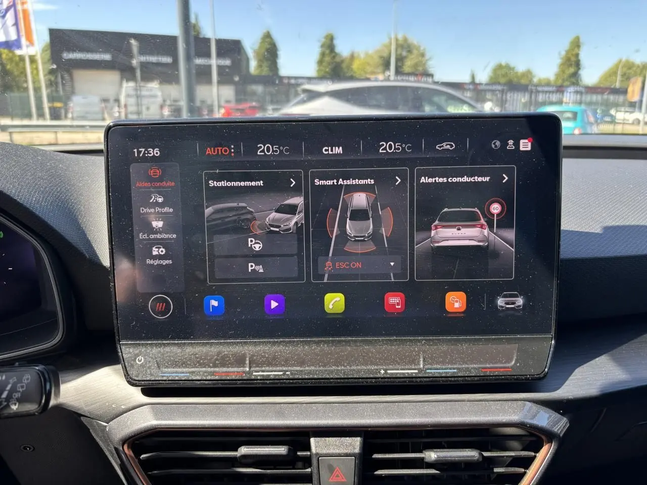 Écran tactile central du tableau de bord du CUPRA Leon Sportstourer 2024 affichant les aides à la conduite.