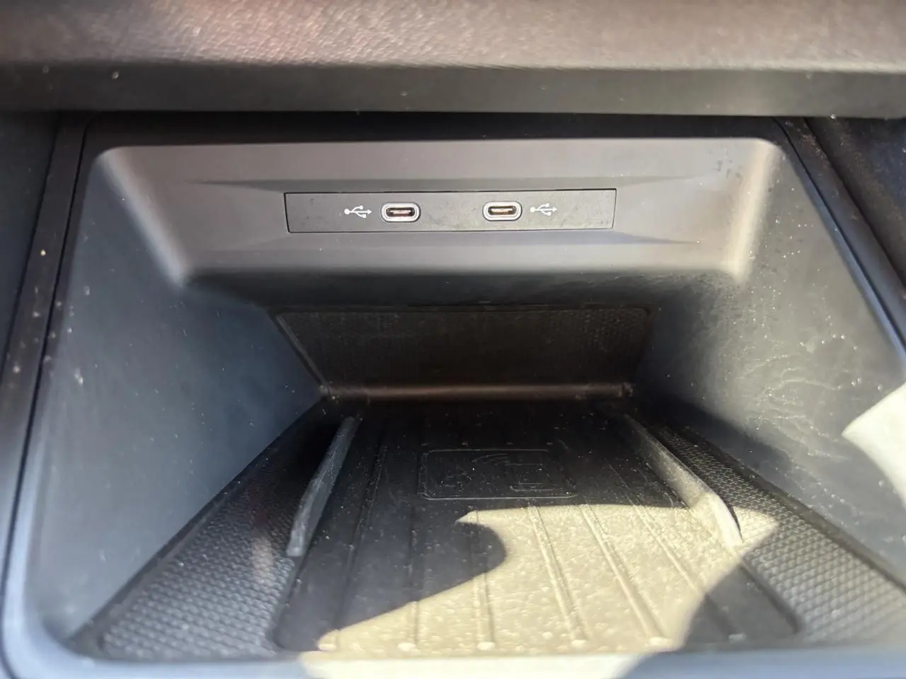 Gros plan sur les deux prises USB-C éclairées situées dans la console centrale du CUPRA Leon Sportstourer blanc Nevada.