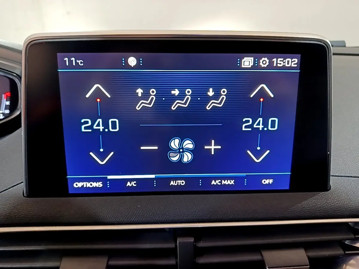 Écran tactile central du tableau de bord du Peugeot 5008 bleu, affichant la climatisation à 24°C en mode automatique.