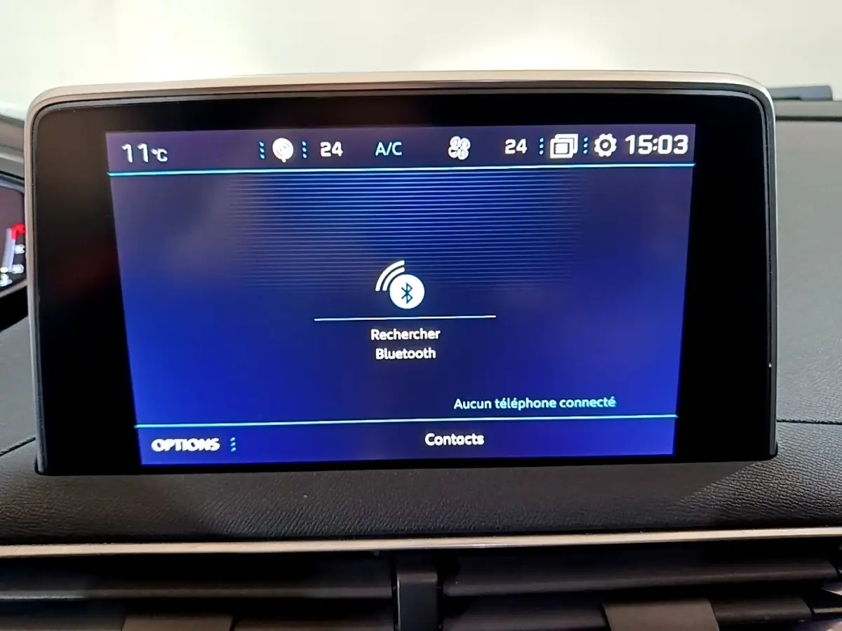 Écran tactile central du Peugeot 5008 bleu, affichant la recherche Bluetooth, vue intérieure frontale.