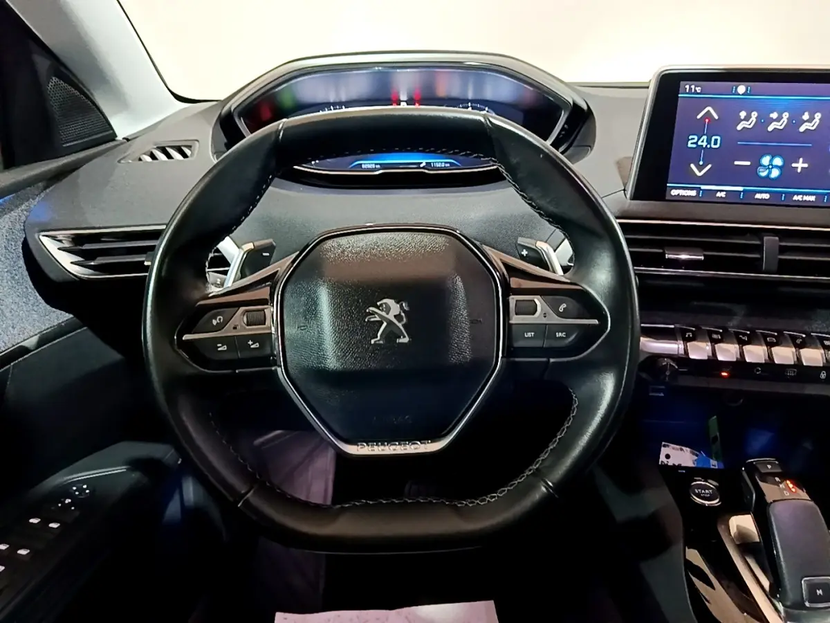 Vue rapprochée du volant cuir noir et du tableau de bord digital du Peugeot 5008 Allure 2018.
