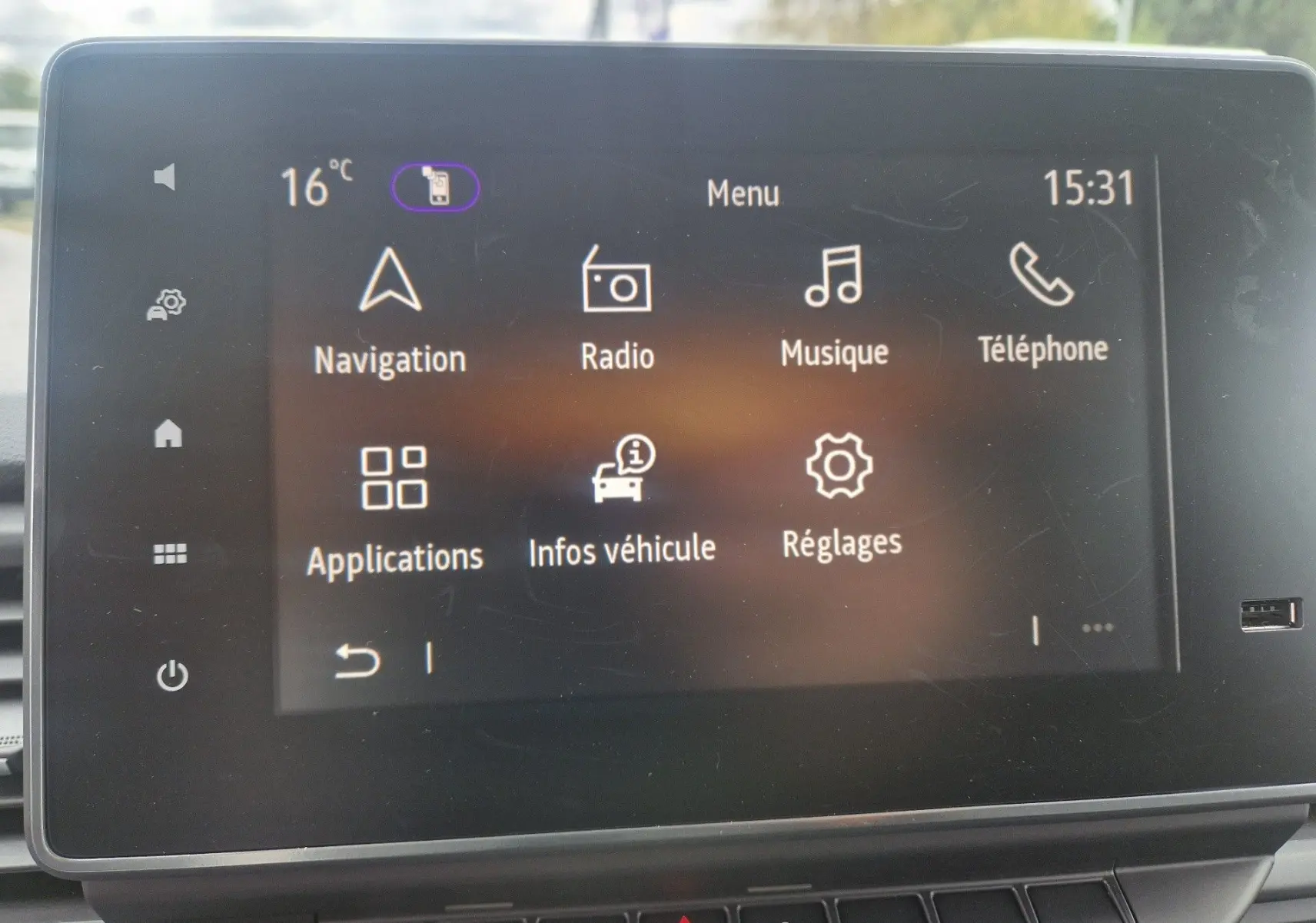 Écran tactile central du Renault Trafic Fourgon 2025 affichant le menu principal avec navigation et radio.
