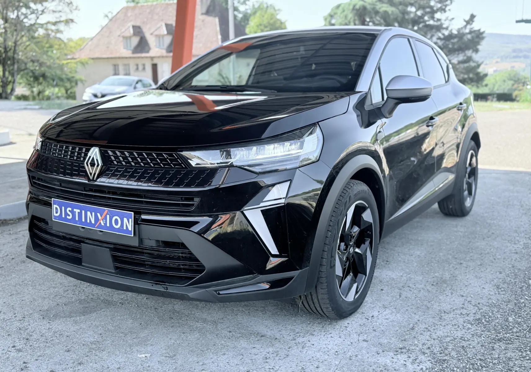 Renault Captur noir en 3/4 avant droit, mettant en valeur sa calandre moderne et ses jantes bi-ton.