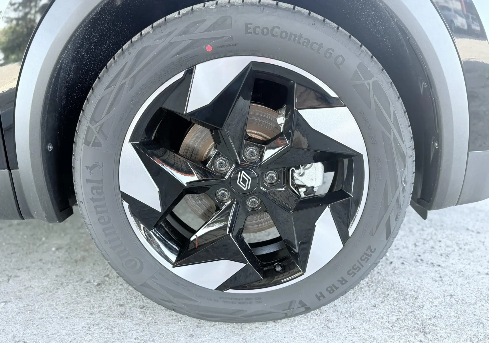 Gros plan sur la roue avant gauche du Renault Captur 2025 noir, avec jante alliage bicolore et pneu Continental EcoContact 6.