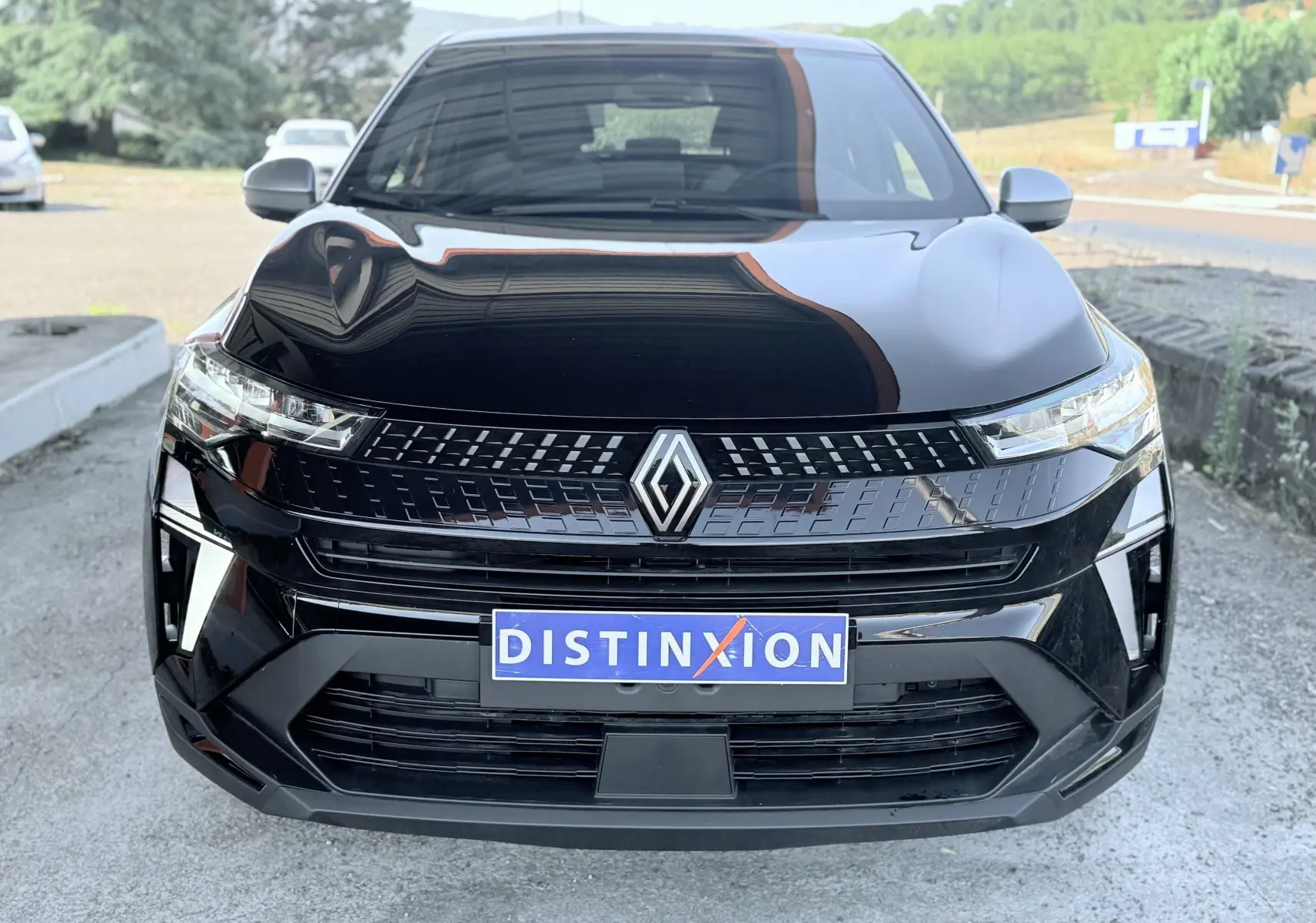 Vue frontale d'un Renault Captur noir 2025 avec calandre moderne et logo Renault bien visible.
