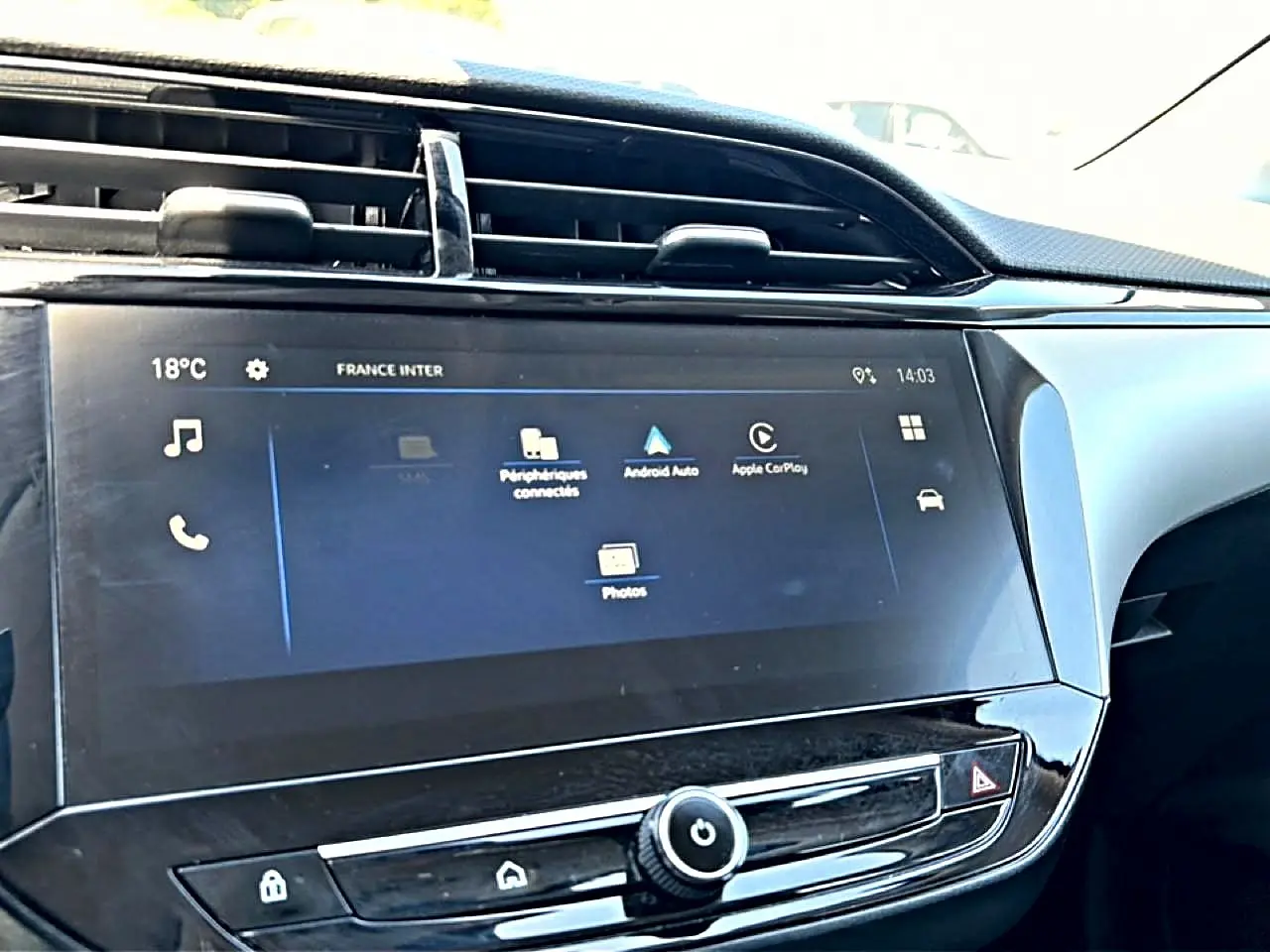 Écran tactile central de la console d’une Opel Corsa 1.2 turbo 100 edition 2025, intérieur noir.