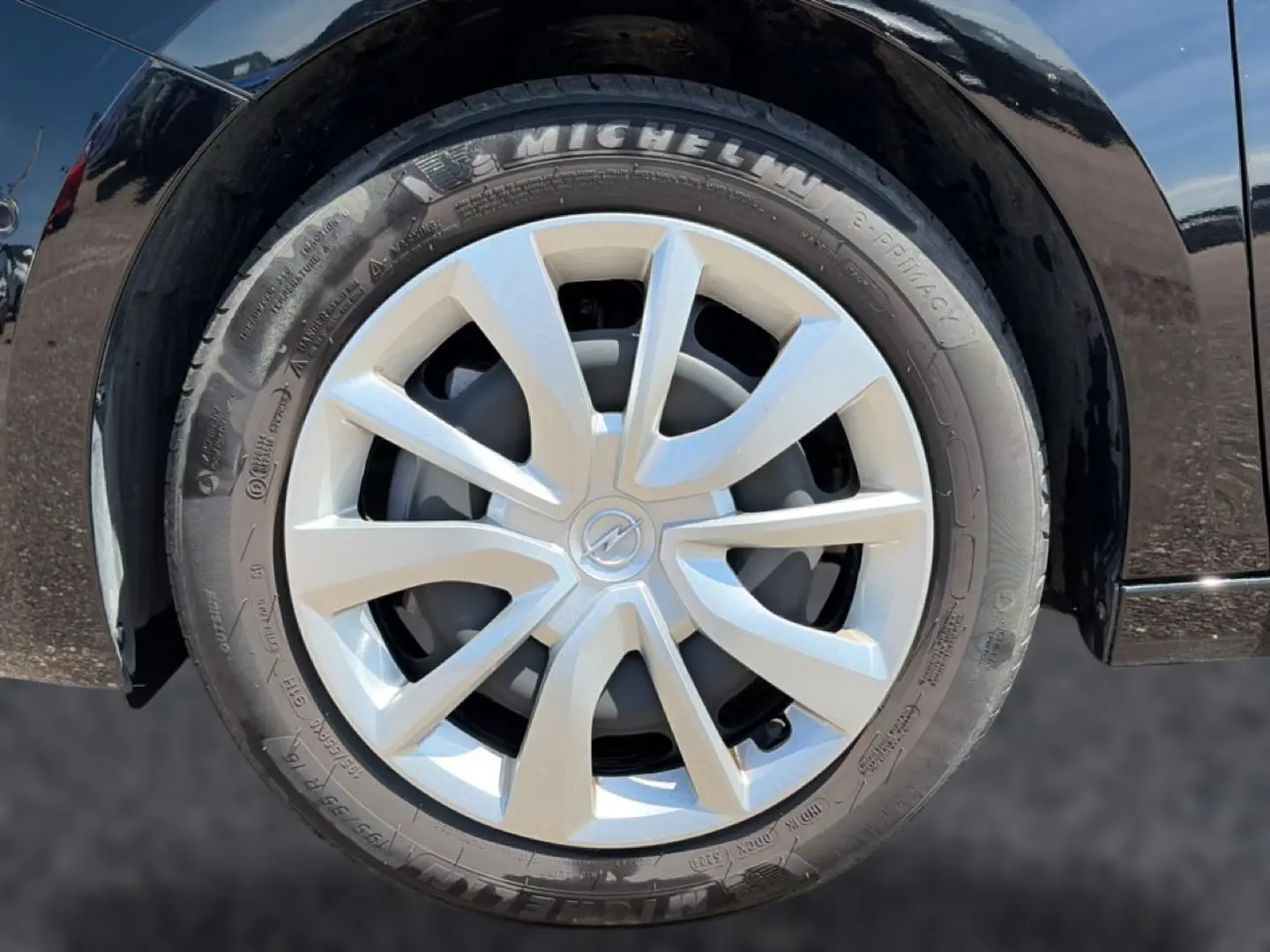 Gros plan sur la roue avant gauche d’une Opel Corsa noire 2025 avec enjoliveur argenté et pneu Michelin.