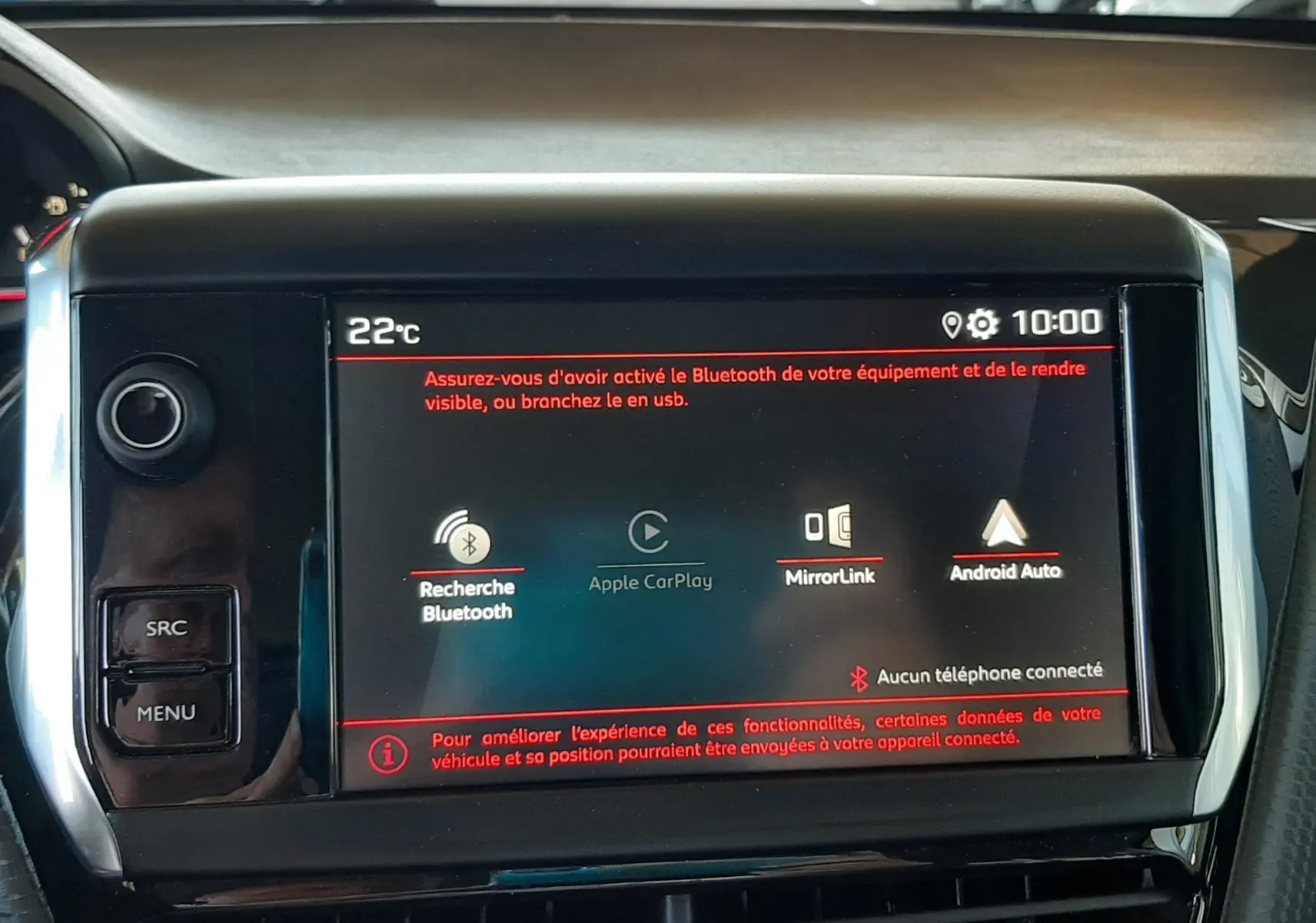 Écran central tactile du tableau de bord du Peugeot 2008 affichant les options Bluetooth, Apple CarPlay, MirrorLink et Android Auto.