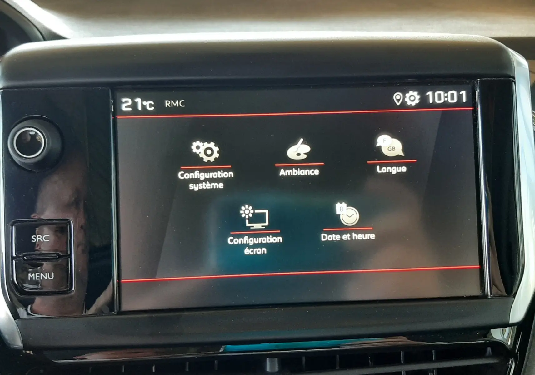 Écran tactile central affichant les réglages système dans l'habitacle noir du Peugeot 2008 GT Line 2019.