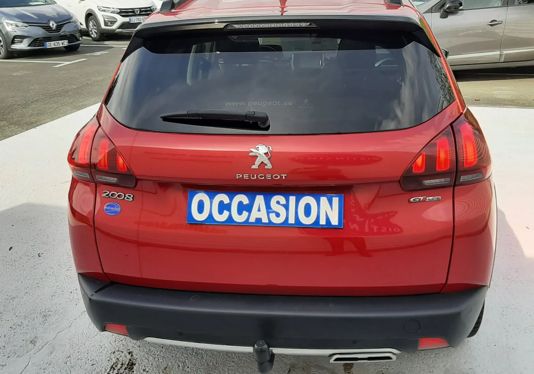 Vue arrière d'un Peugeot 2008 rouge Ultimate Metal avec badge GT Line et plaque "OCCASION" visible.