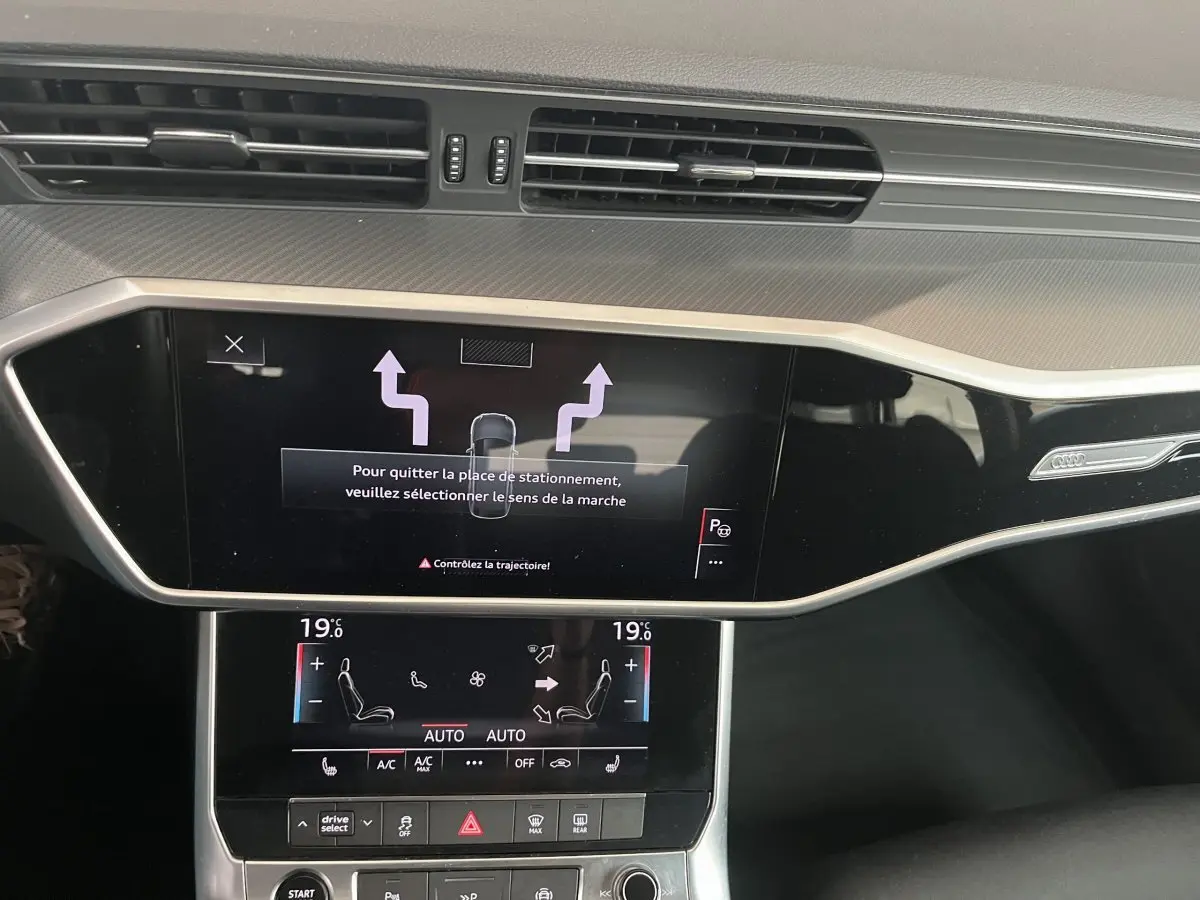 Tableau de bord de l'Audi A6 40 TDI Prestige 2022 avec écrans tactiles et affichage digital moderne.