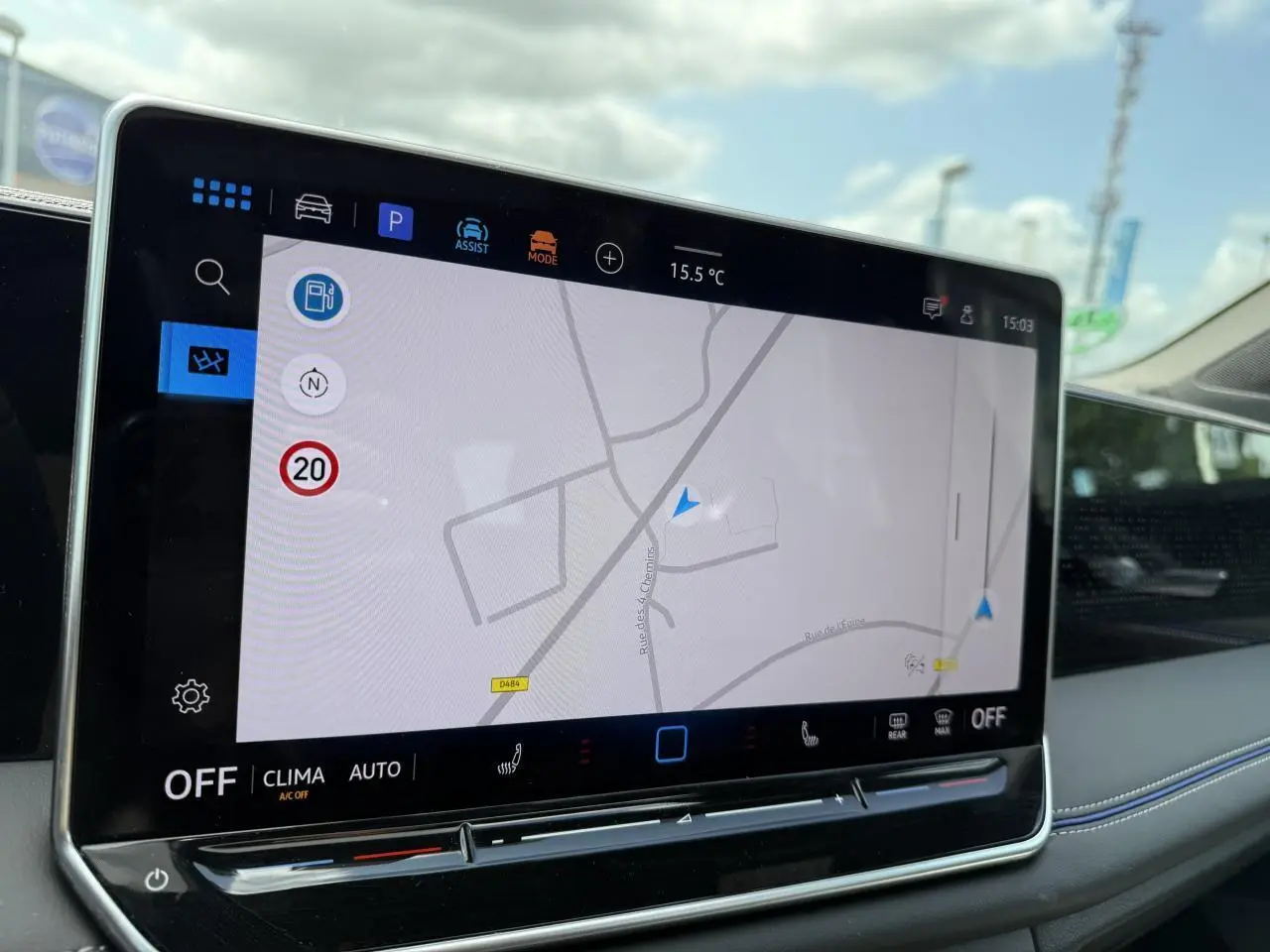 Écran tactile central du Volkswagen Tiguan 2024 affichant la navigation, intérieur moderne et épuré.